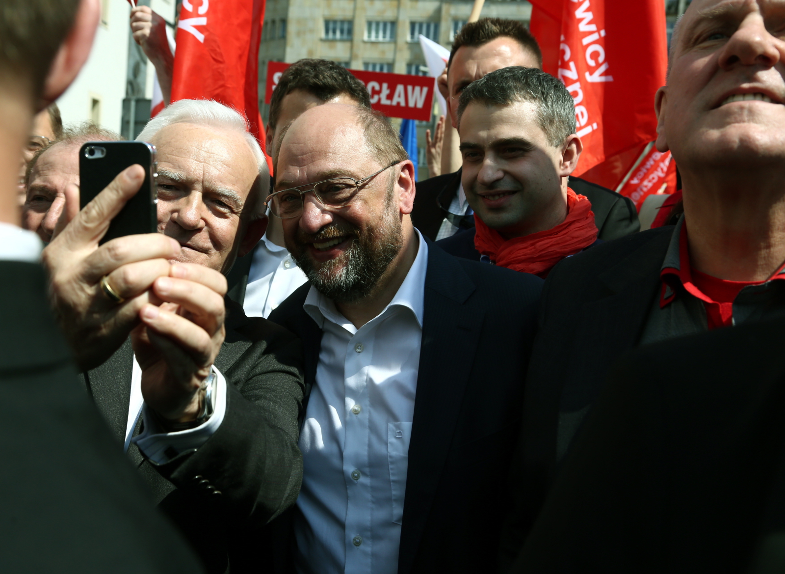 Szef Sojuszy Lewicy Demokratycznej Leszek Miller zwrócił uwagę, że dziś świętujemy także przystąpienie Polski do Wspólnoty. Były premier skrytykował prawicowe partie (PO, PiS) i przypomniał, że to SLD wprowadził Polskę do Unii Europejskiej. Leszek Miller zapowiedział zbieranie podpisów pod trzema projektami ustawy dotyczącymi podniesienia najniższych emerytur, minimalnej stawki godzinowej oraz ograniczenia umów cywilnoprawnych, zwanych
