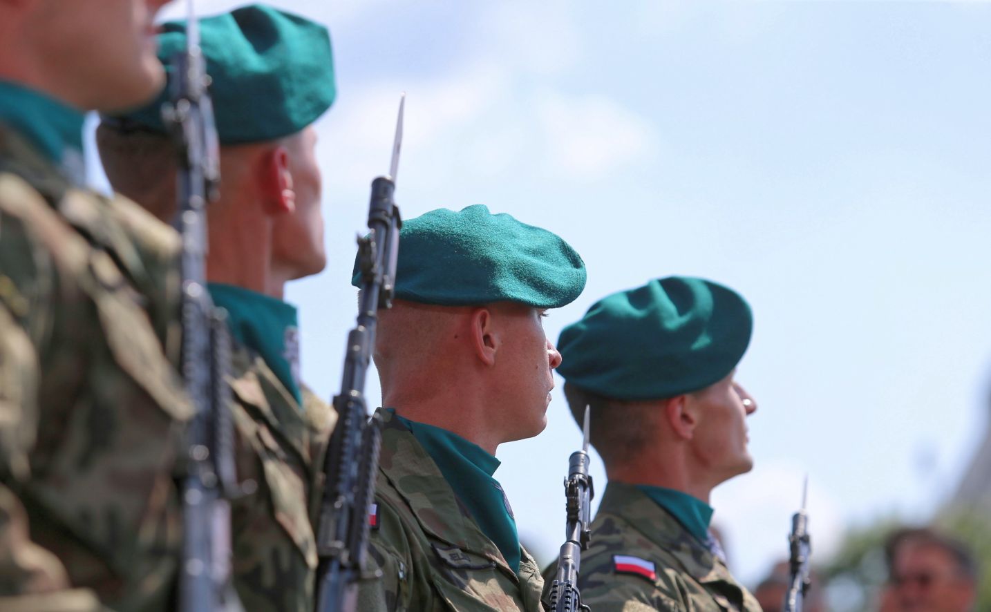 Obok żołnierzy Wojska Polskiego przemaszerowali też stacjonujący w Polsce żołnierze z USA, Wielkiej Brytanii, Rumunii i Chorwacji.