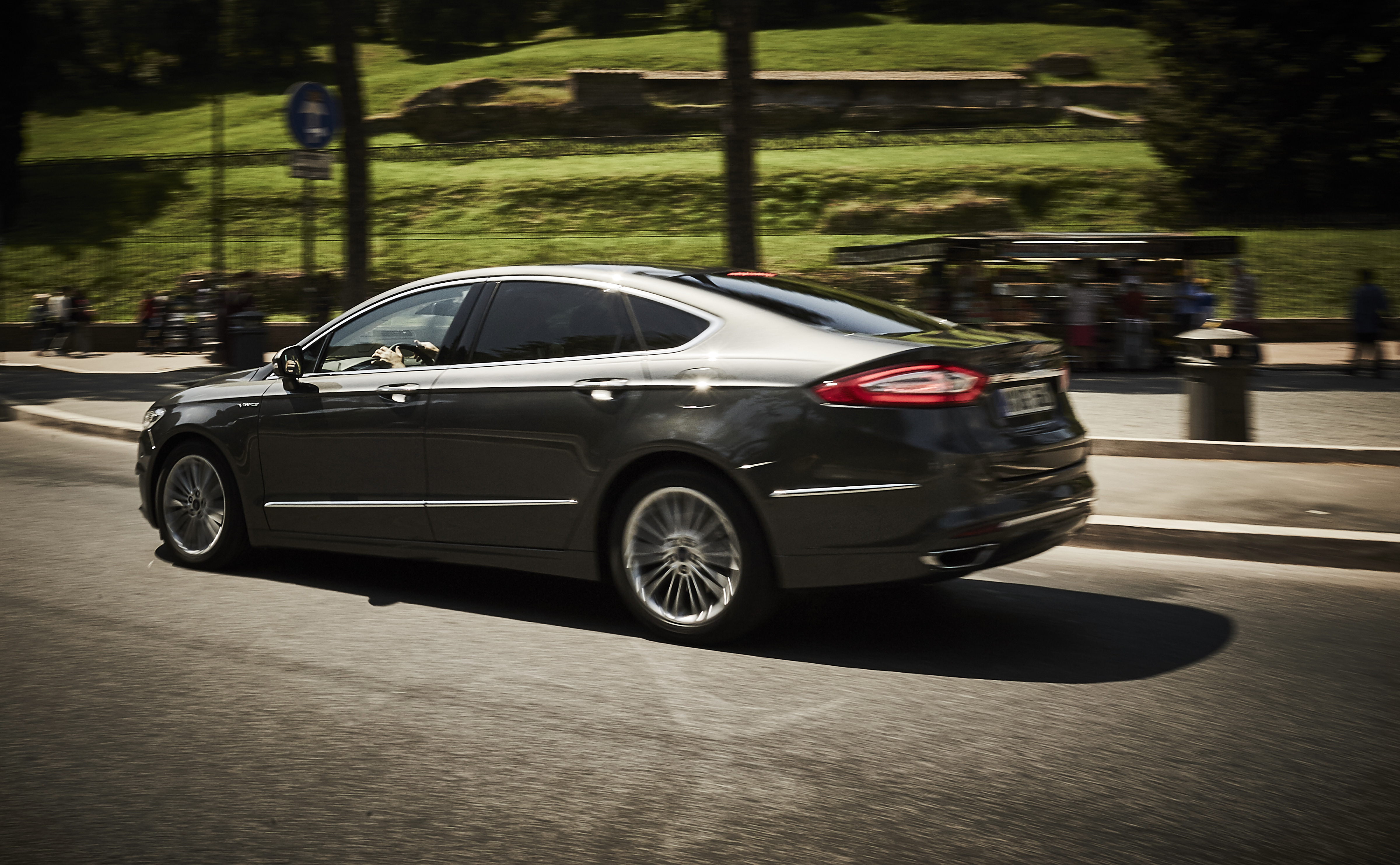Także zawieszenie nowego mondeo vignale ma być bardziej komfortowe. Pasażerowie tylnego rzędu odczują to najbardziej - nowy układ pozwala na większy skok koła podczas najeżdżania na nierówności.