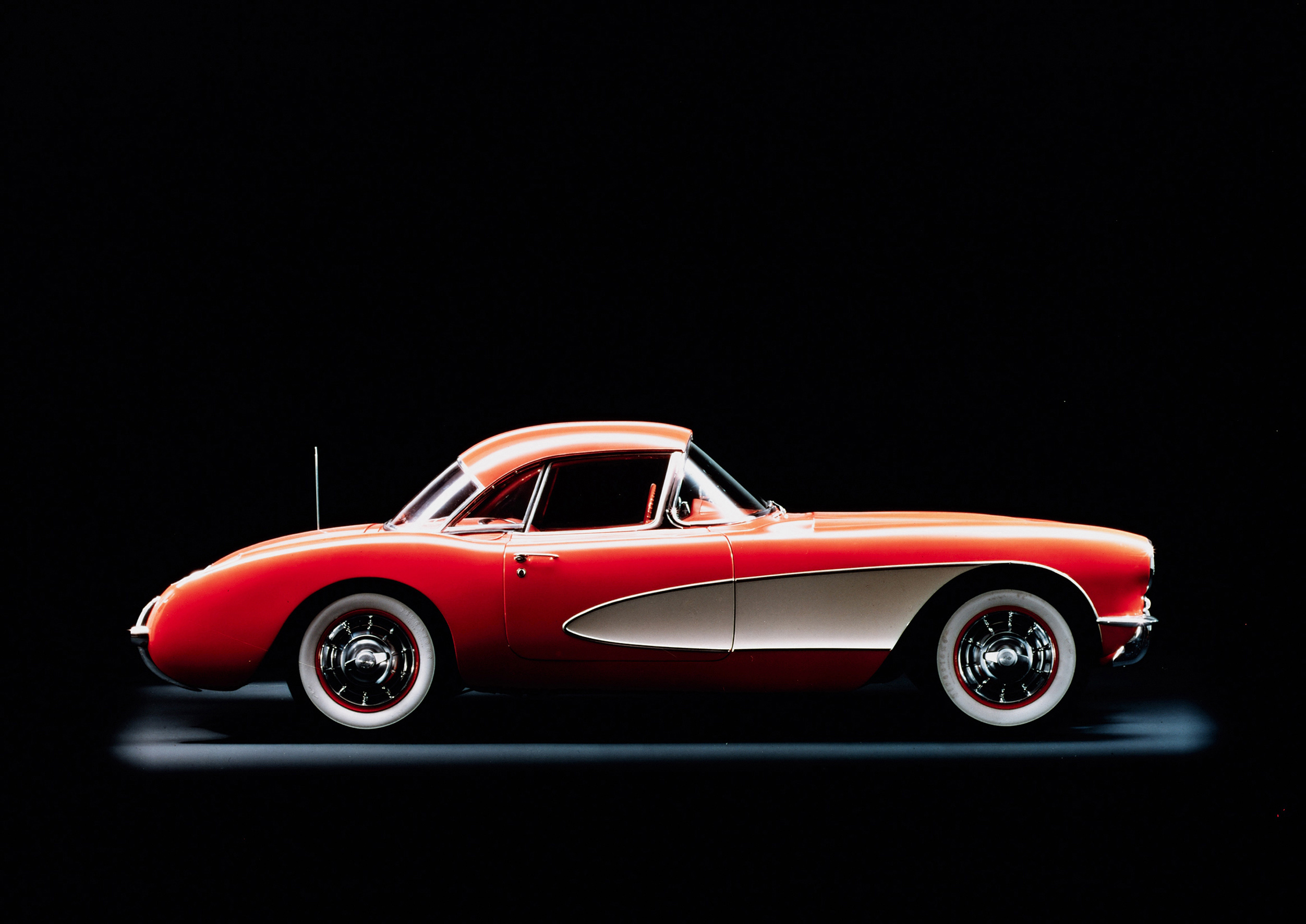 Boczne przetłoczenie... W chevroletach corvette z lat 1953-55 stosowano chromowane wykończenie bocznej części nadwozia, natomiast w modelu z roku 1956 po raz pierwszy zastosowano wklęsłą, wyprofilowaną i zaokrągloną powierzchnię, która zaczynała się przy przednich kołach. Mimo że forma i funkcja tego elementu zmieniała się przez lata, stał się on detalem charakteryzującym wszystkie modele corvette. Boczne przetłoczenie to bezsprzecznie najbardziej charakterystyczny element corvette - powiedział Peters. W każdej generacji element ten determinował dynamiczny kształt błotników i ogólną strukturę nadwozia. Co więcej, w każdej kolejnej generacji przetłoczenie stawało się coraz bardziej funkcjonalne, czego doskonałym przykładem są wyloty powietrza umieszczone w modelu ZR1 obecnej generacji.