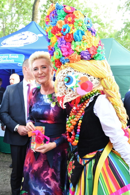 ... wzór i kolory na tkaninie były wyjątkowo krzykliwe - do tego stopnia, że po chwili patrzenia na nie ma się wrażenie zmęczenia wzroku...