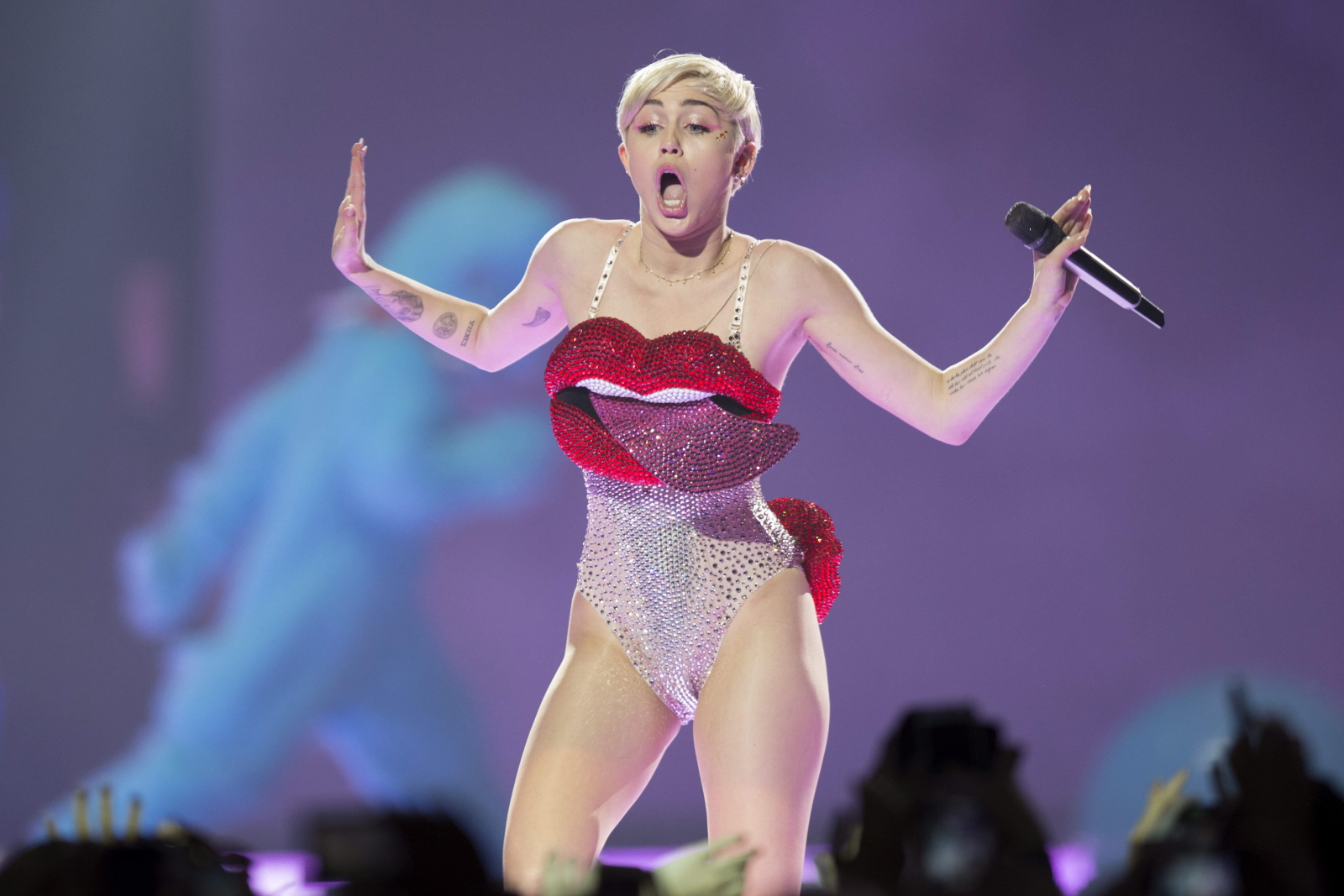 Miley Cyrus podczas koncertu w Kolonii