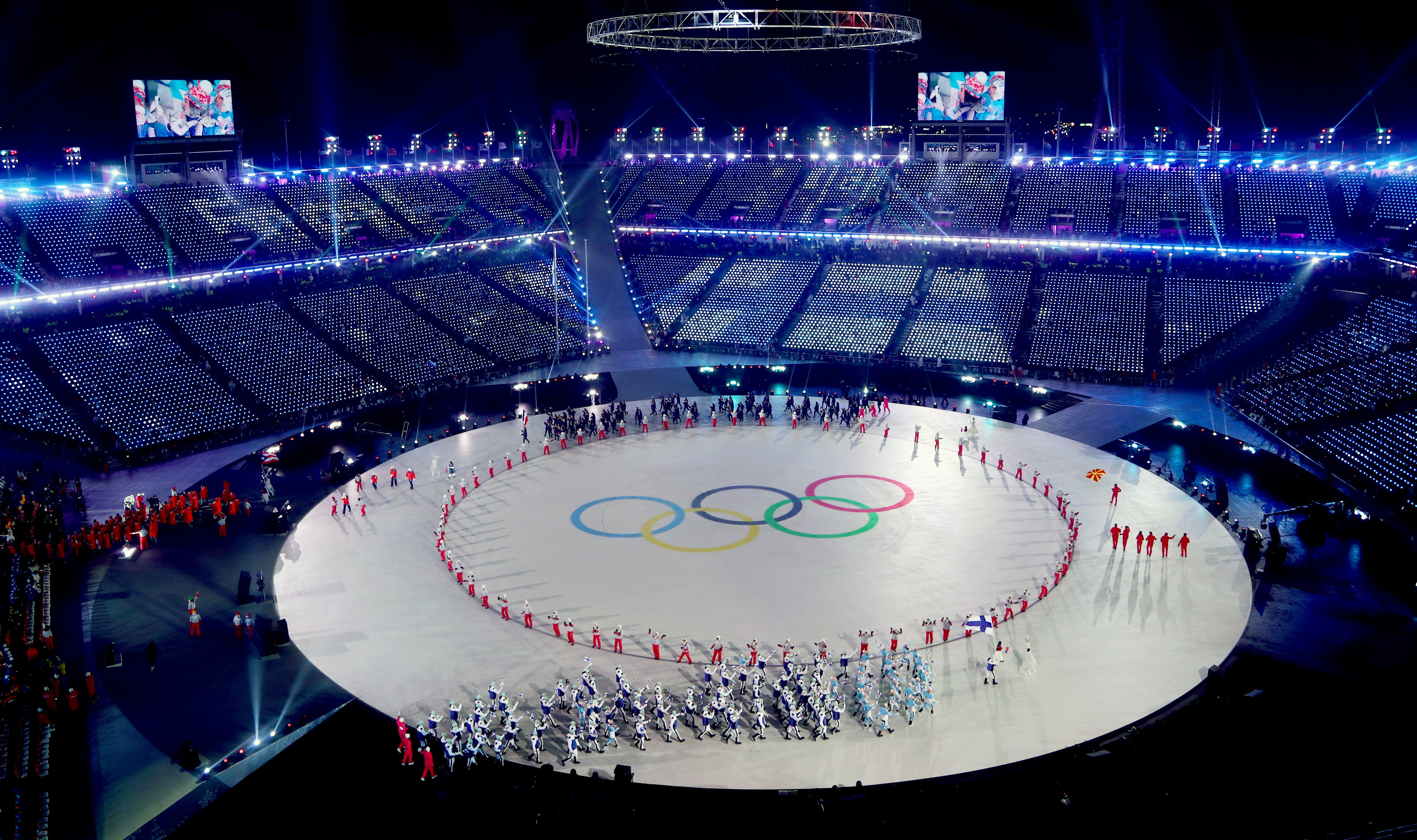 Jong Su Hyon z Korei Północnej oraz Park Jong-ah z Korei Południowej wbiegły razem po schodach na koronę stadionu, gdzie czekała na nich mistrzyni olimpijska z Vancouver Kim Yu Na, jedna z najpopularniejszych sportsmenek południowokoreańskich.