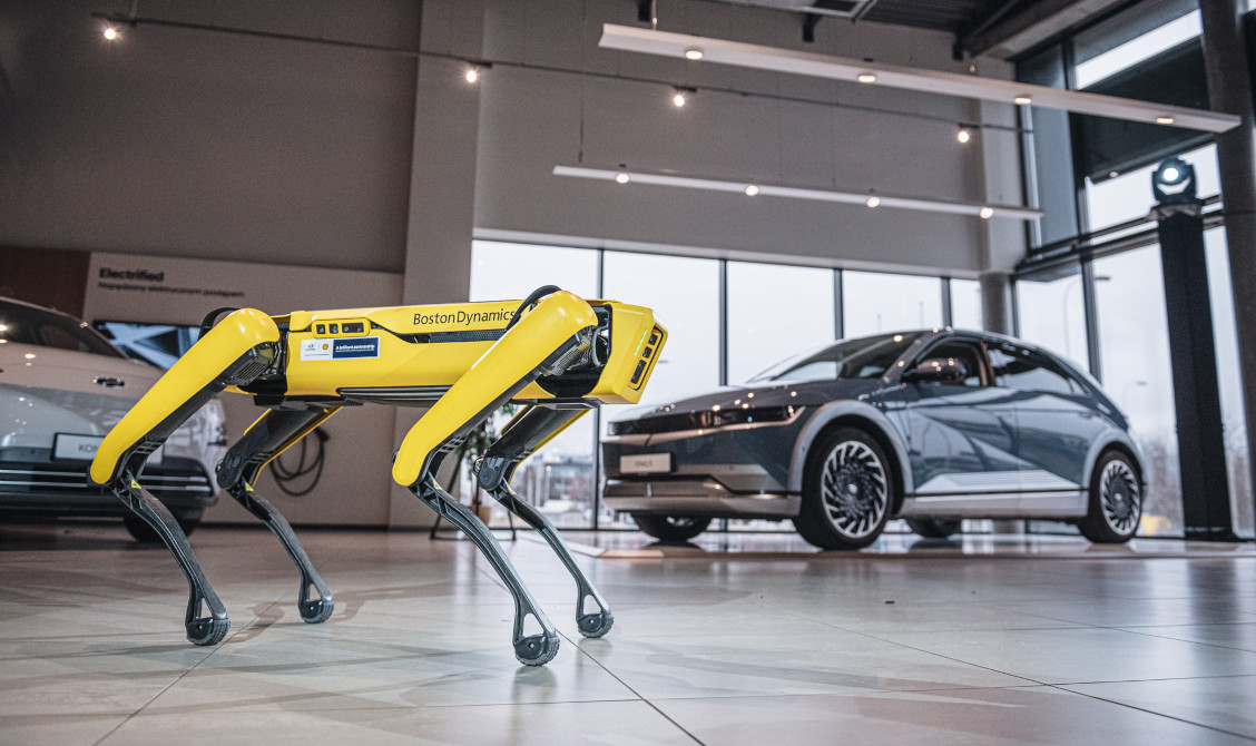 Ez egyre bizarrabb: a ChatGPT segítségével megtanították beszélni Spotot, a robotkutyát
