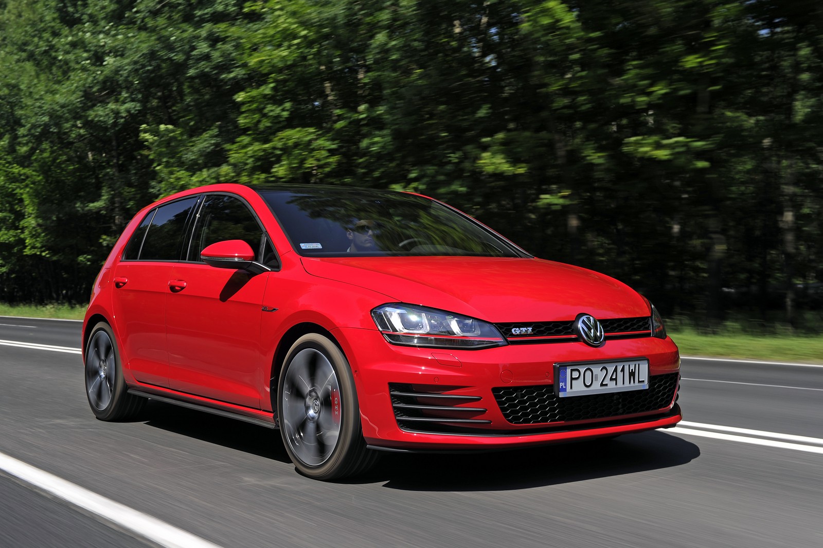 Nowy volkswagen golf GTI 220 KM przyspiesza do 100 km/h w 6,5 sekundy i rozwija prędkość 246 km/h (DSG: 244 km/h). Wersja Performance o mocy 230 KM potrzebuje na przyspieszenie do setki 6,4 sekundy, a jej prędkość maksymalna to 250 km/h (DSG 248 km/h), jest zatem o 10 km/h szybsza, niż poprzednik.