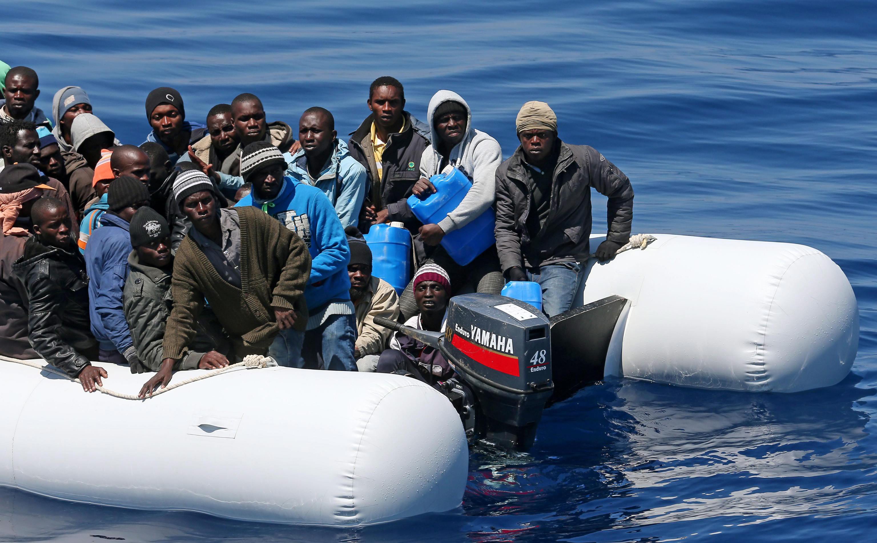 Tą silnikową łodzią pontonową, która zabierać powinna nie więcej niż kilkanaście osób, płynęło kilkudziesięciu imigrantów z Afryki...