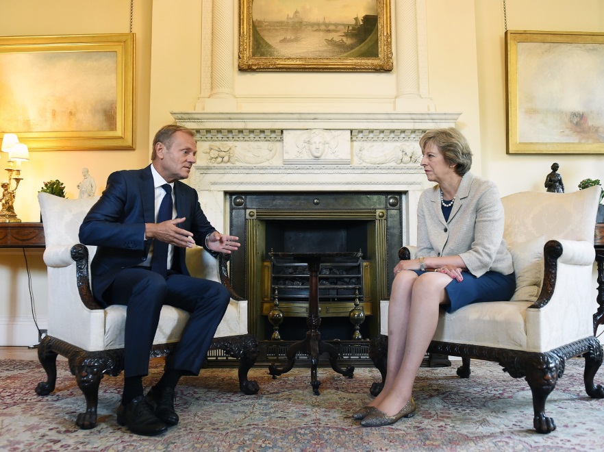 ... W tej stylizacji nie zabrakło też oczywiście ekstrawaganckich butów, z których słynie 60-letnia Theresa May... Jak oceniacie ten jej zestaw?