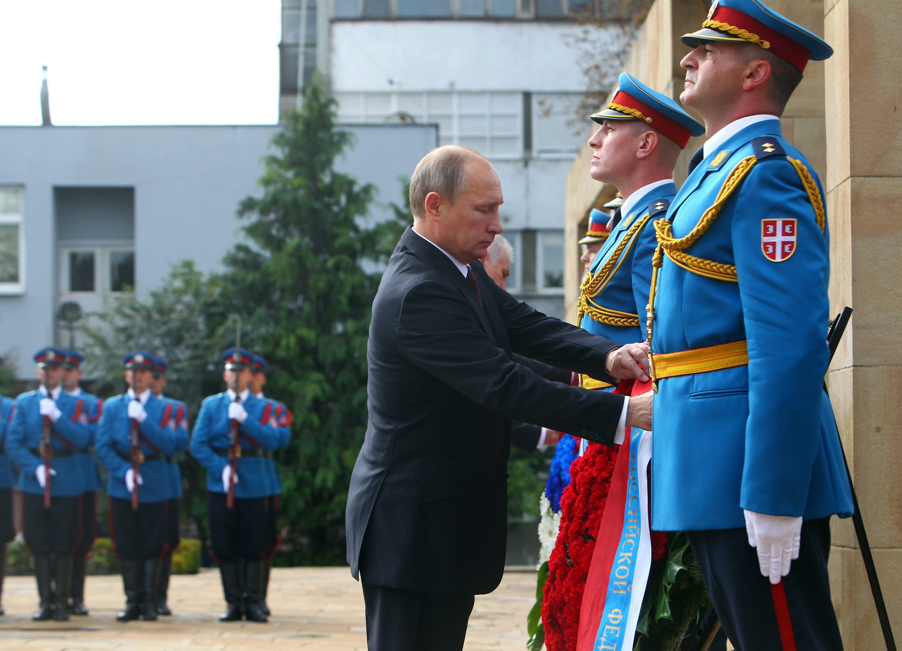 Władimir Putin z kolei zauważył, że oba kraje łączy przeszłość, ale przed nimi dobra przyszłość. Jeśli chodzi o Kosowo, którego niepodległość jest nieuznawana przez Rosję, Putin powiedział, że Moskwa zajmuje jasne i stanowcze stanowisko w tej sprawie, nie opiera się jedynie na przyjaznych relacjach między dwoma krajami, ale również na prawie międzynarodowym.