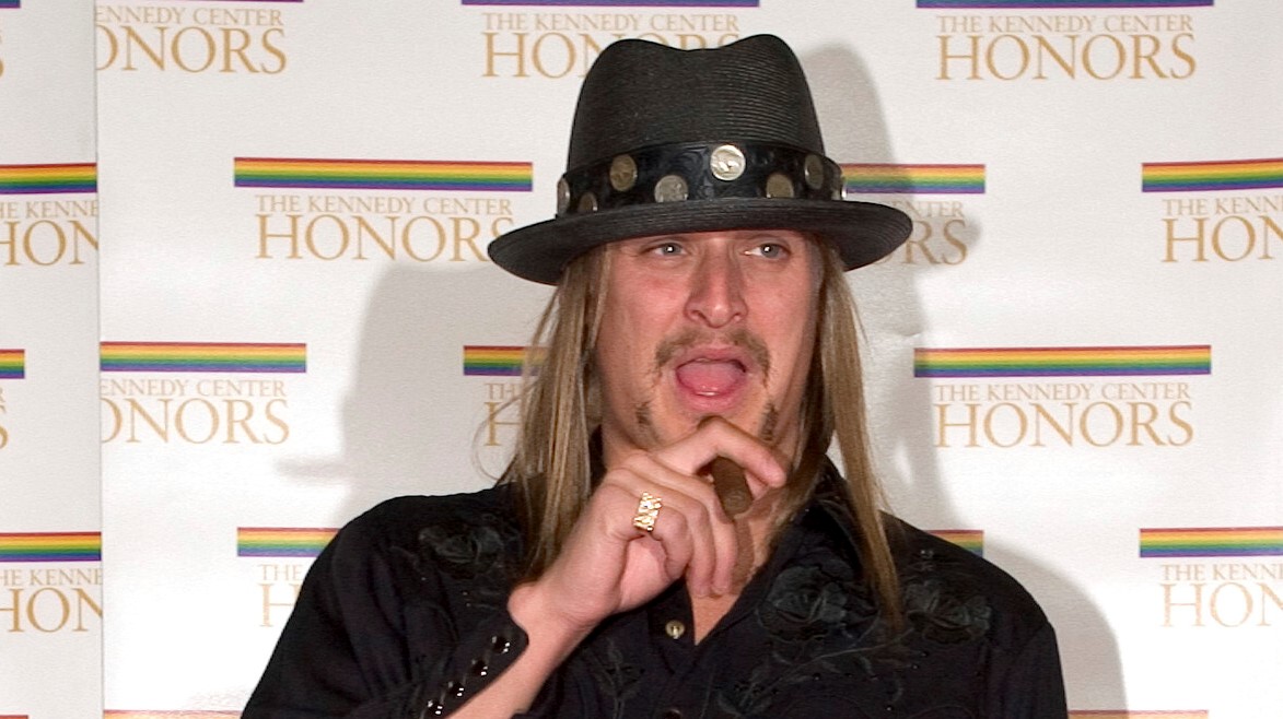 Könnyes szemmel gépfegyverezte szitává pár karton kedvenc sörét Kid Rock: a zenész kiborult, mert a márka új reklámarca transznemű – videó