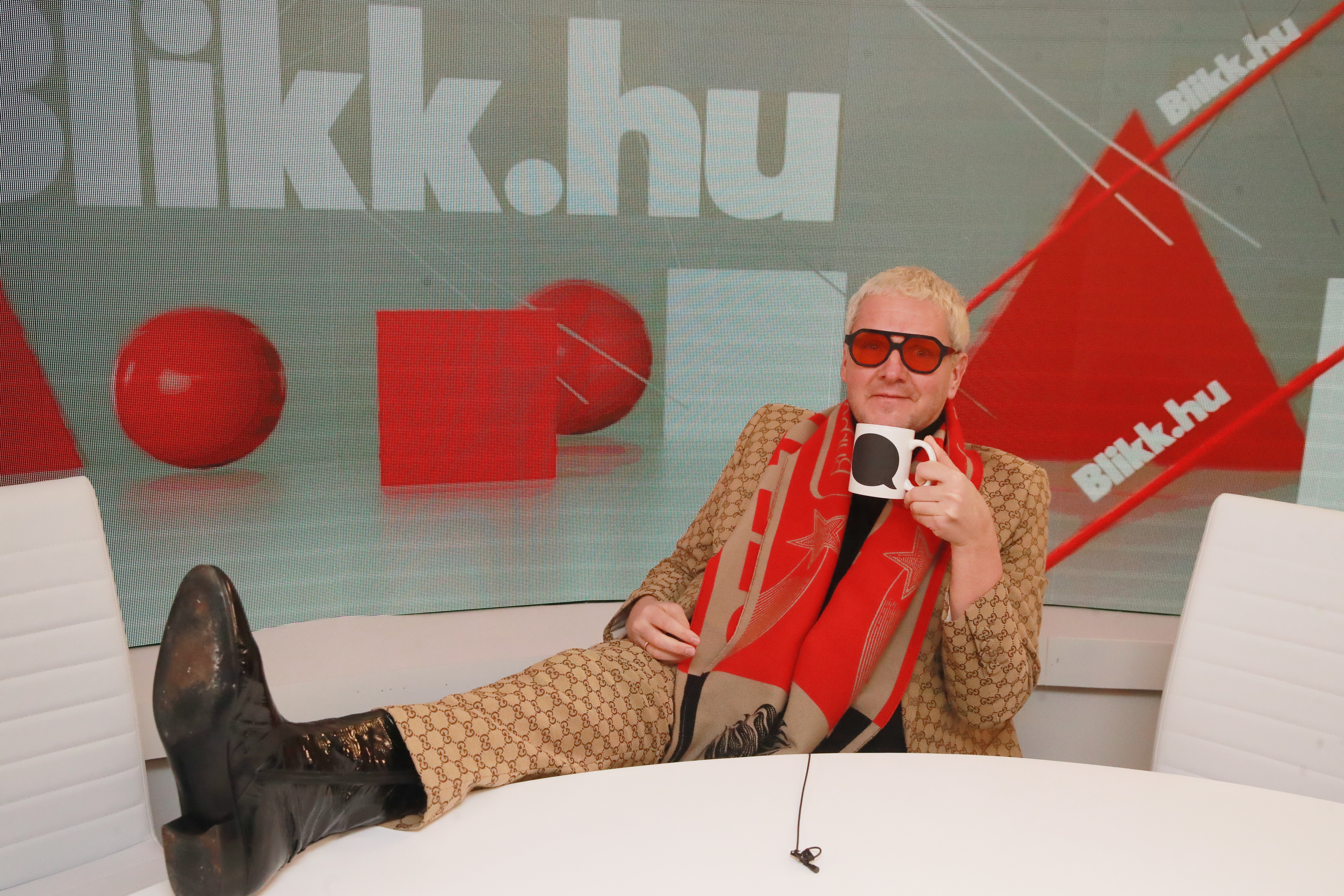 Mi lehet köztük? Lakatos Márk egy kisminkelt, félmeztelen férfi oldalán feszített – fotó