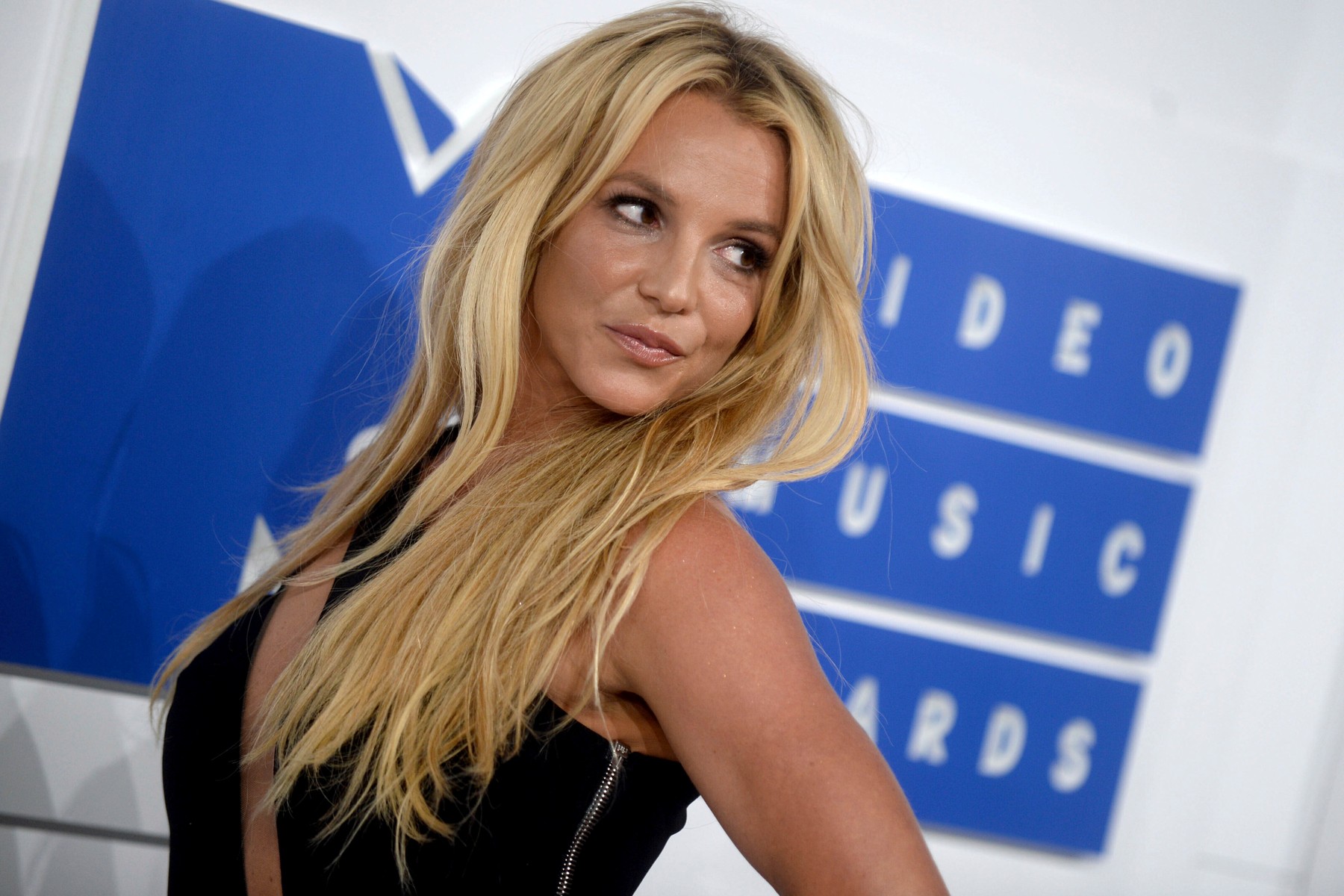 Rémisztő vagy brutál szexi? Britney Spears egy szál semmiben kezdett rúdtáncolni, mindenét megmutatta - fotók és videó az őrületes mutatványról