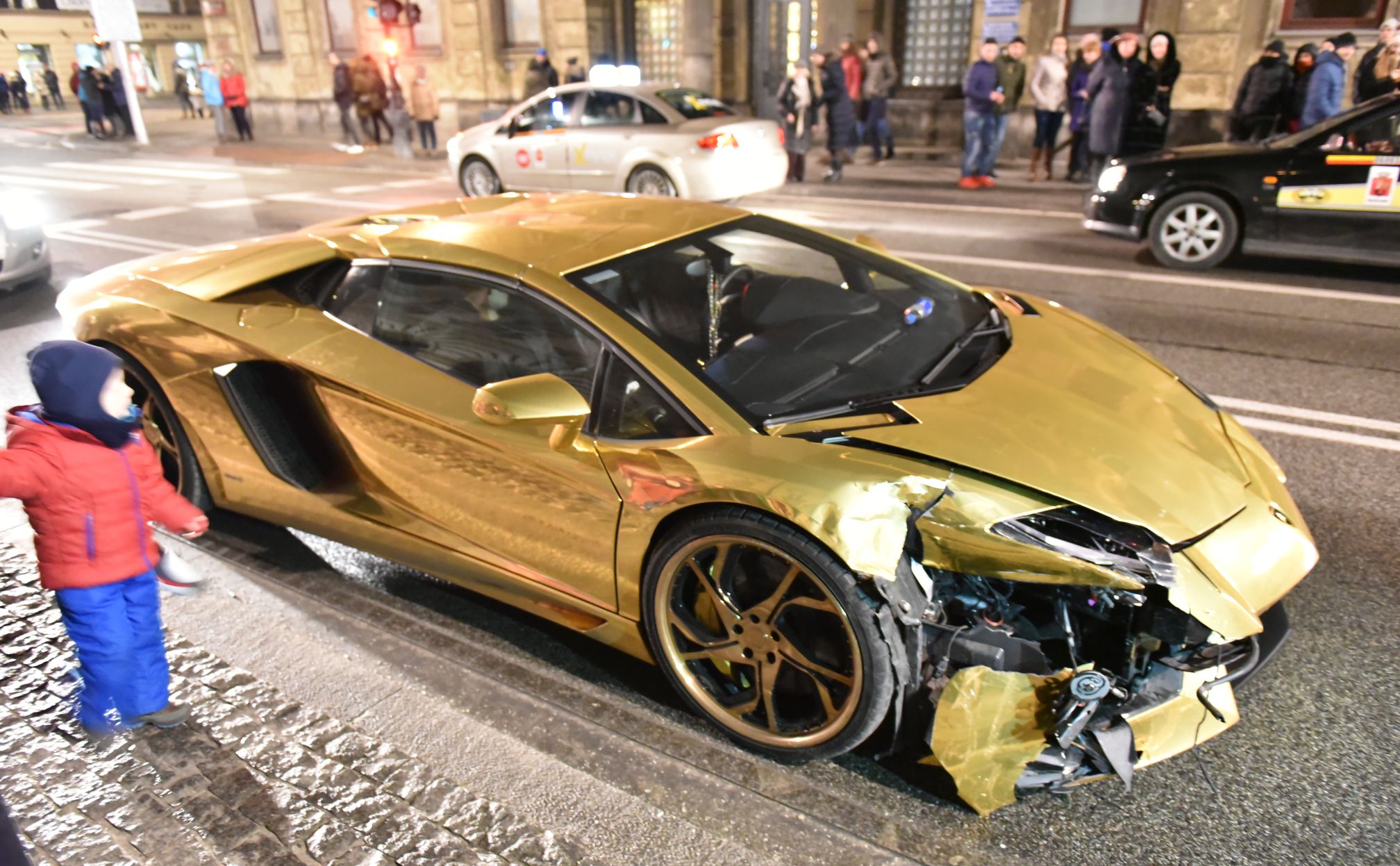 Nikomu nic się nie stało. Załadowanie lamborghini na lawetę sprawiło trochę problemów, ale ostatecznie samochód zabrano z widoku gapiów.