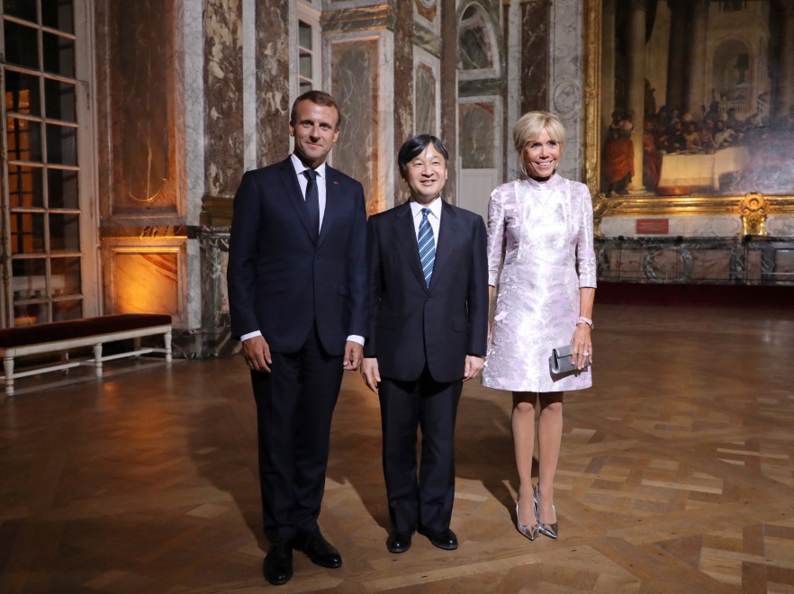 ... Na wczorajszej kolacji małżonka prezydenta Macrona wystąpiła w sukience uszytej z tkaniny mocno przypominającej materiały używane do produkcji kimon...