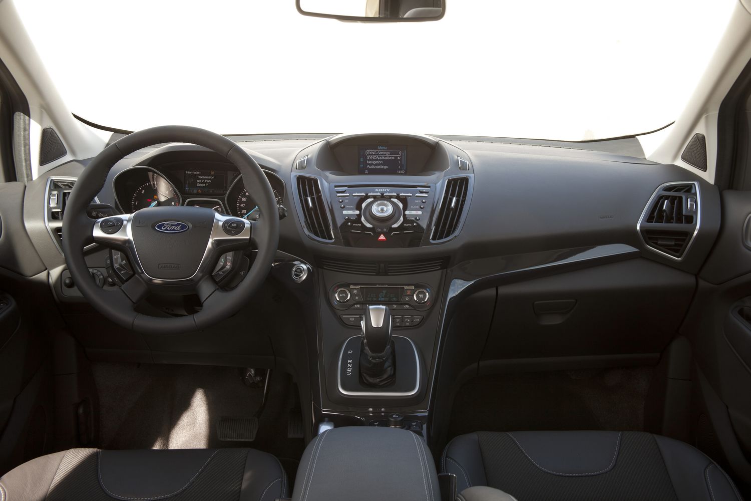 Kuga powstała na platformie aktualnego focusa. W porównaniu do poprzednika ma większy kufer - zamiast 360 ma 442 l pojemności. Nowy SUV Forda jest dłuższy od pierwszej generacji - karoseria urosła z 444 do 452 cm. Rozstaw osi - 269 cm.