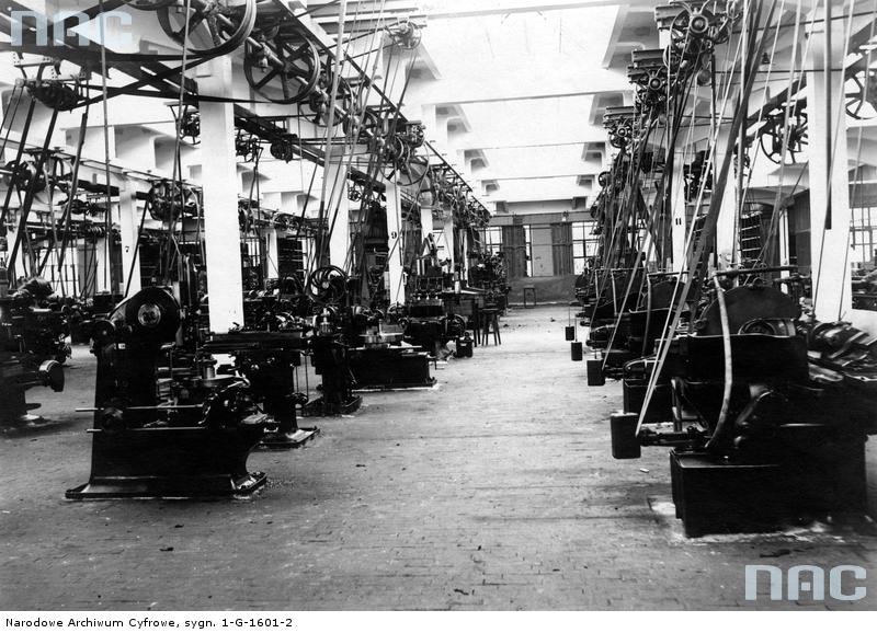 W ślad za tym pójdzie - w 1907 roku - zmiana nazwy na Towarzystwo Udziałowe Specyalnej Fabryki Armatur i Motorów i znaków