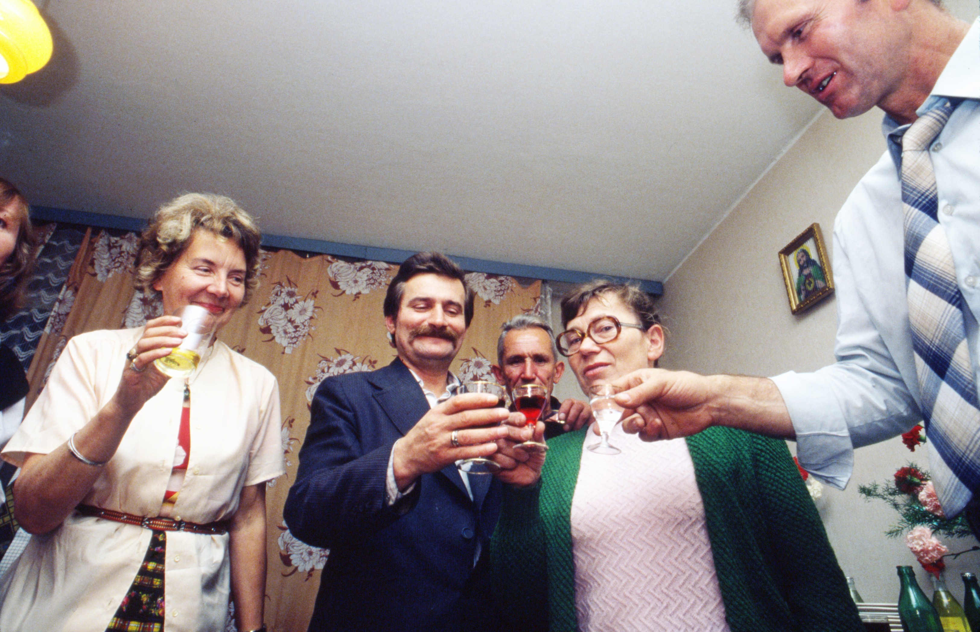 Urodziny Lecha Wałęsy w nowym mieszkaniu Wałęsów, Gdańsk, 29 września 1980 r.