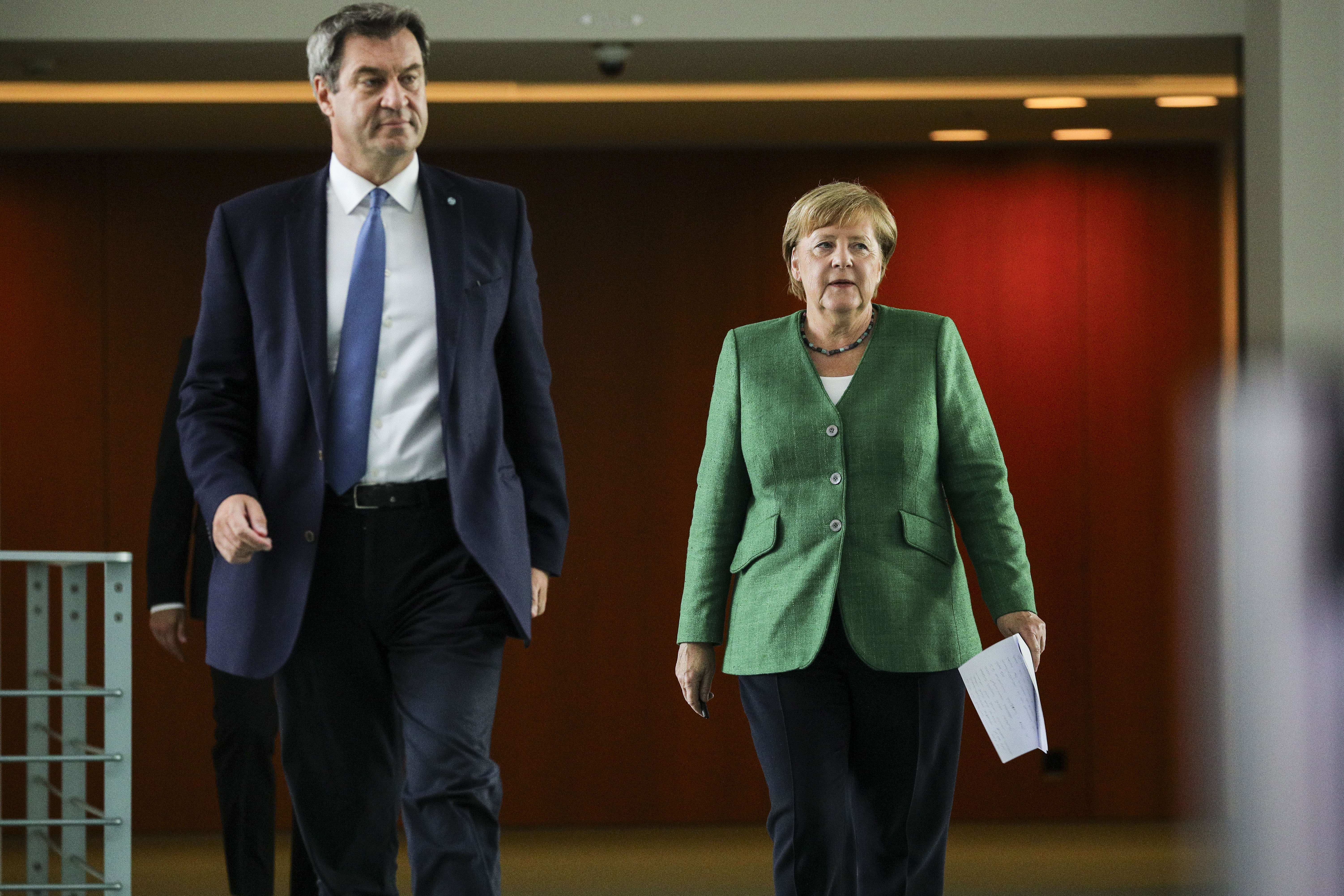 Markus Söder i Angela Merkel w drodze na konferencję prasową po wirtualnym spotkaniu z premierami landów, Berlin, 27 sierpnia 2020 r.