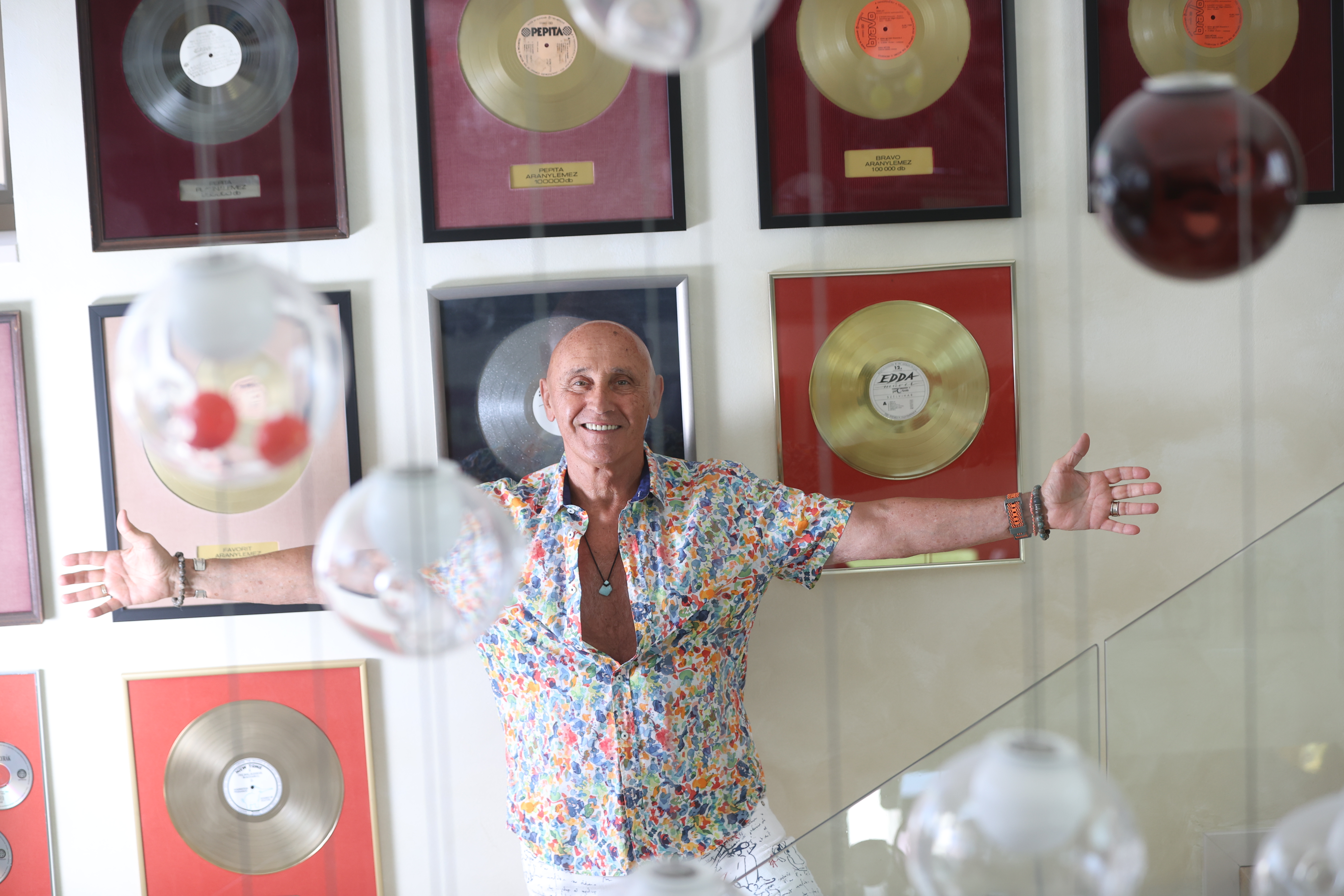 Pataky Attila megmutatta: otthonának falán egy Orbán Viktor-kép lóg – videó