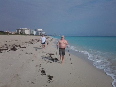 Były prezydent urządza sobie długie spacery po plaży z kijkami Nordic Walking