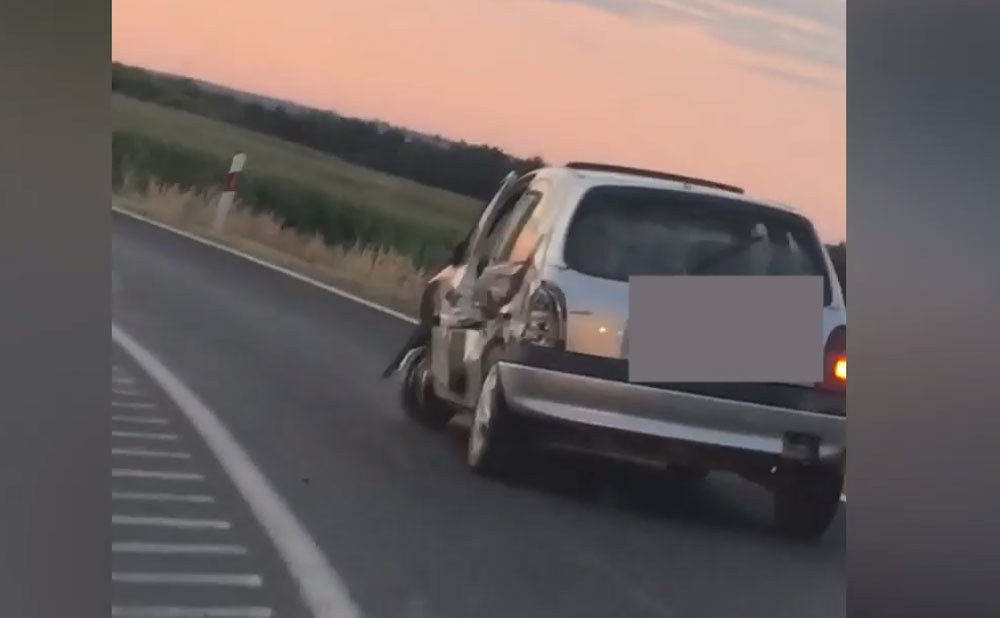Döbbenetes videó kering a neten: levitte a Corsa oldalát egy kamion, ám az  autóst azt sem érdekli, hogy felnin gurul, beugrott még az Auchanba is -  Blikk