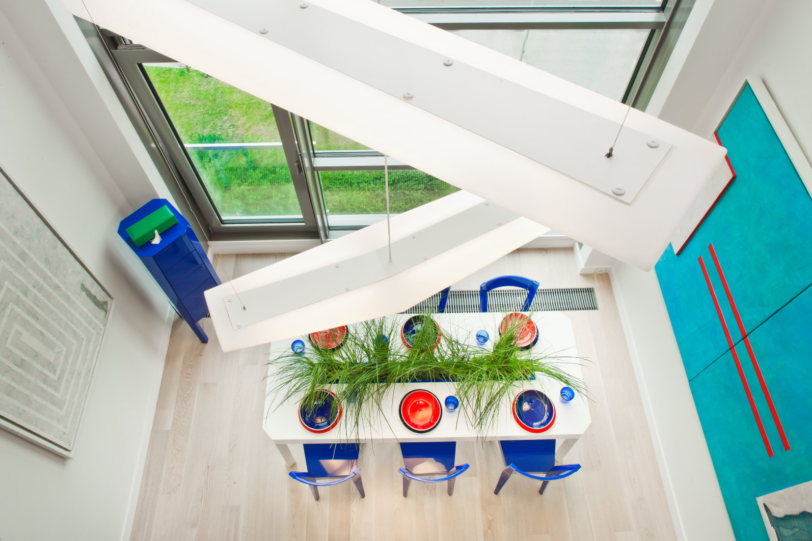 Prostota, minimalizm form oraz naturalne, przejrzyste, jasne i ciepłe barwy - to cechy wyróżniające styl skandynawski. Design mebli o prostych bryłach i naturalne materiały sprawiają, że wnętrze wydaje się lekkie i przyjazne