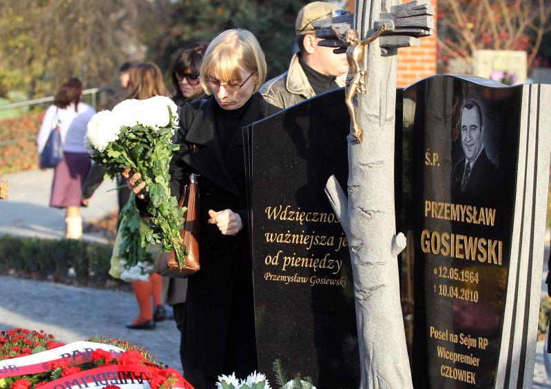 Beata Gosiewska przy grobie męża