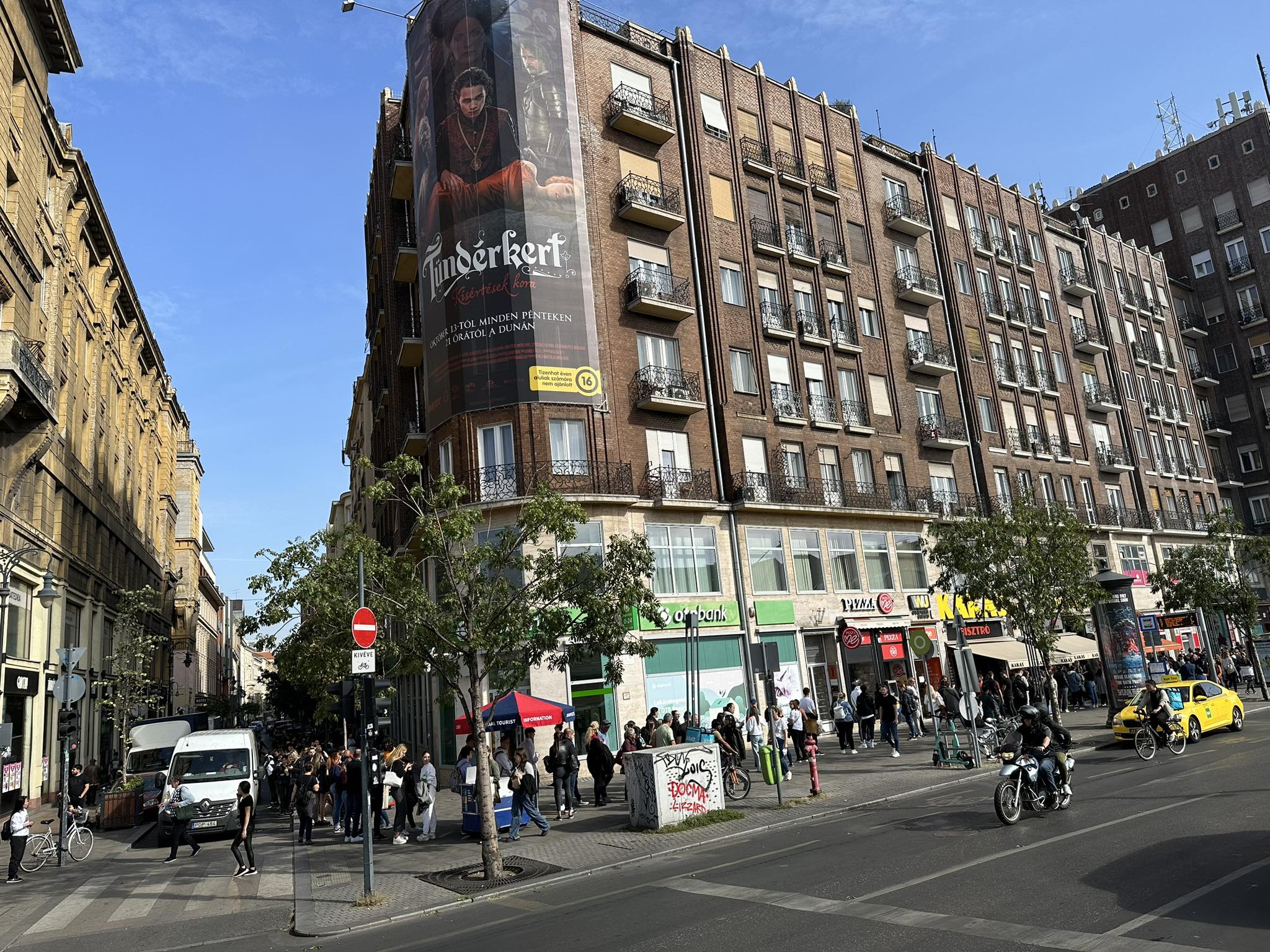 Gigantikus sorok az Akácfa utcában: ezrek akarnak Azahriah-koncertjegyhez jutni, elképesztő tumultus! – fotók, videó