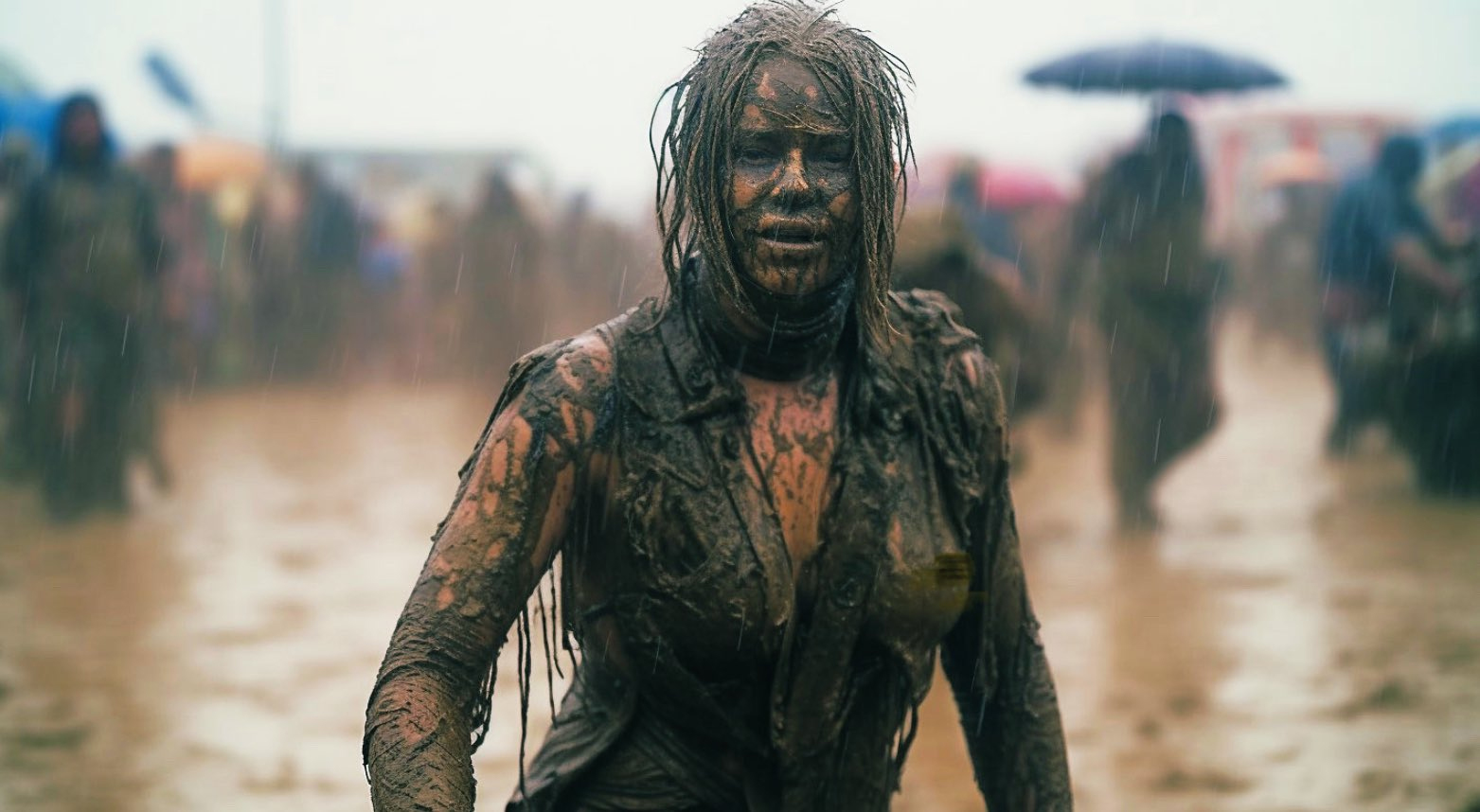 Sártengerbe és káoszba fulladt a sivatagi fesztivál