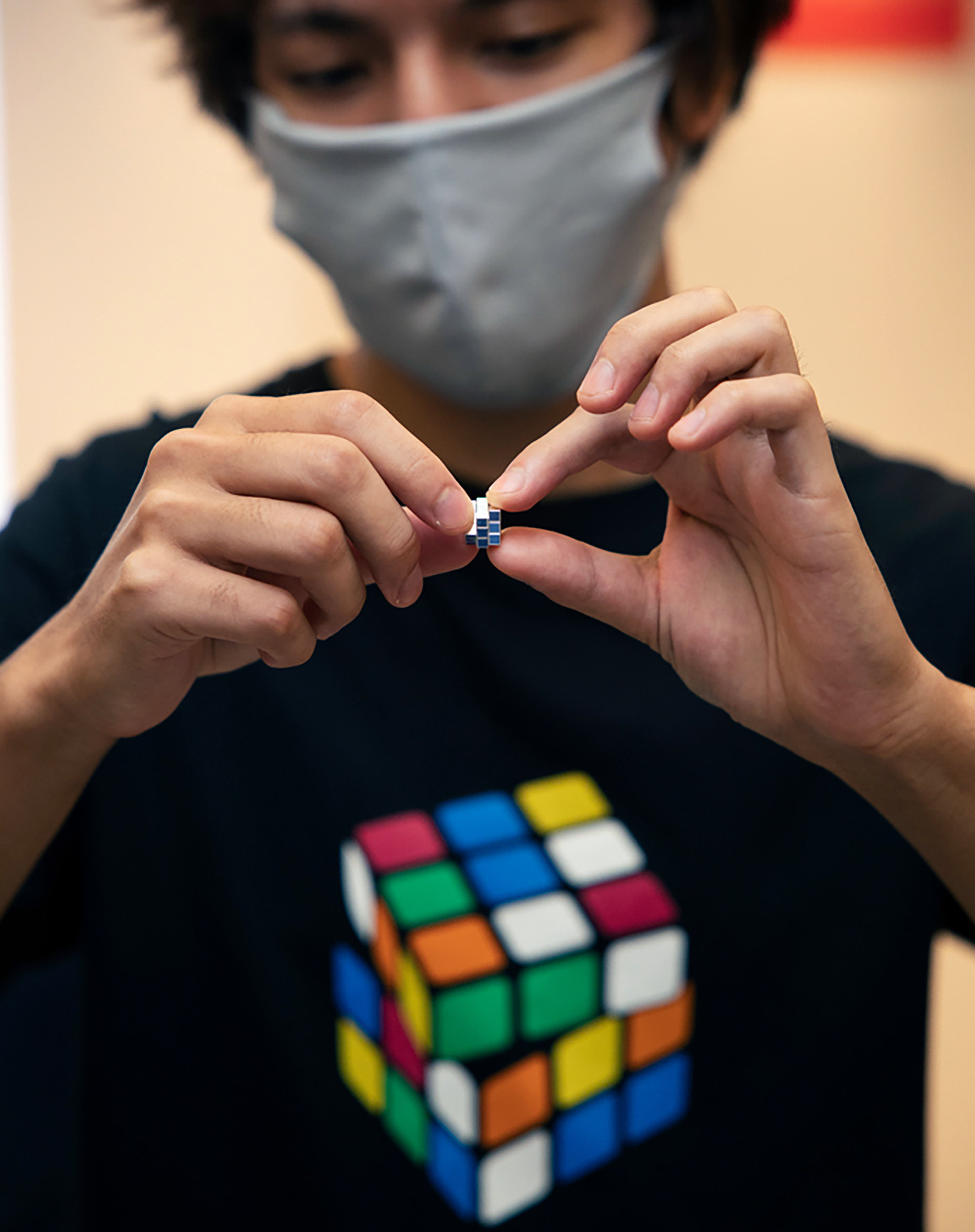 Bemutatták Japánban a világ legkisebb Rubik-kockáját - Blikk
