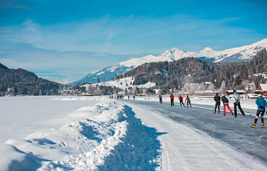 Trasa łyżwiarska po jeziorze rynnowym Weissensee w Alpach Gailtalskich