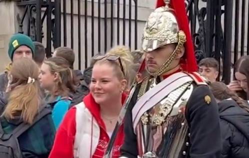 Durván leüvöltötte a turista fejét a Buckingham palota testőre - ezt tette a meggondolatlan fiatal lány - videó