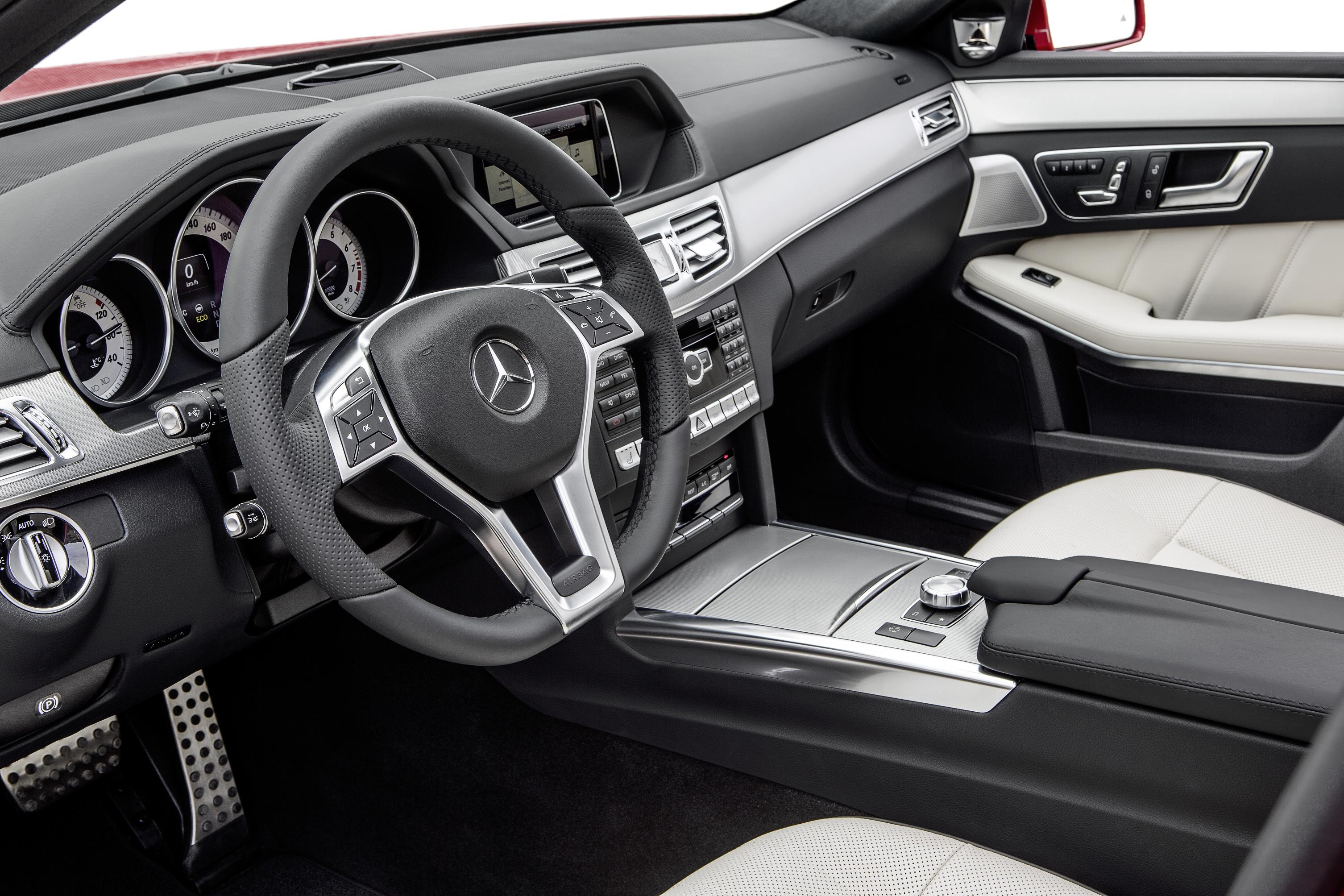 Mercedes-Benz oferuje dla Klasy E dwa rodzaje przekładni: 6-biegową skrzynię manualną oraz 7-stopniową przekładnię automatyczną 7G-TRONIC PLUS z selektorem DIRECT SELECT oraz łopatkami do zmiany przełożeń. Jedną z nowych cech skrzyni jest czasowy tryb M - jeśli kierowca zmieni przełożenie ręcznie, po chwili przekładnia samoczynnie przełączy się na wydajny tryb w pełni automatyczny.