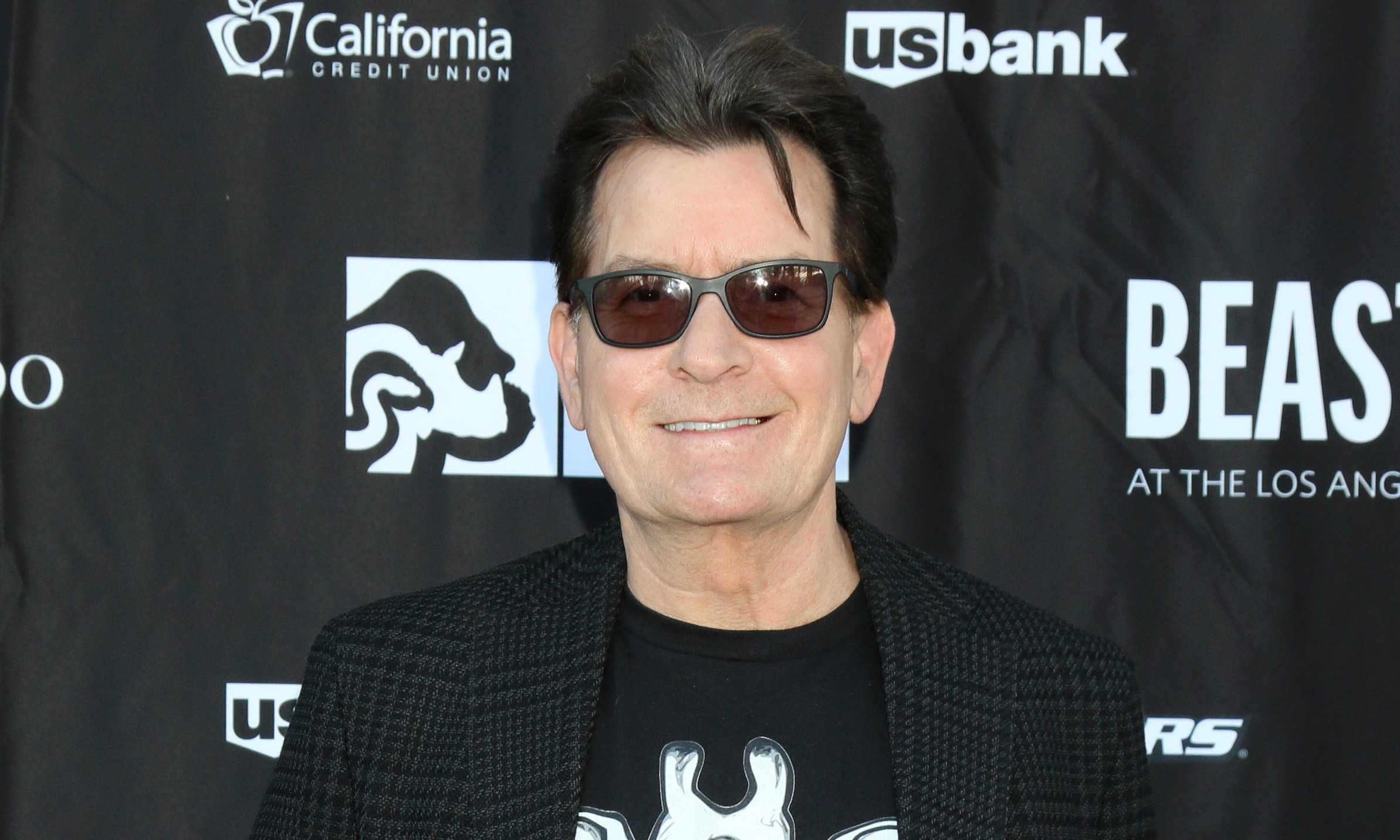 Súlyos dolgok vannak már a háta mögött: 58 éves lett Charlie Sheen, Hollywood legnagyobb botrányhőse