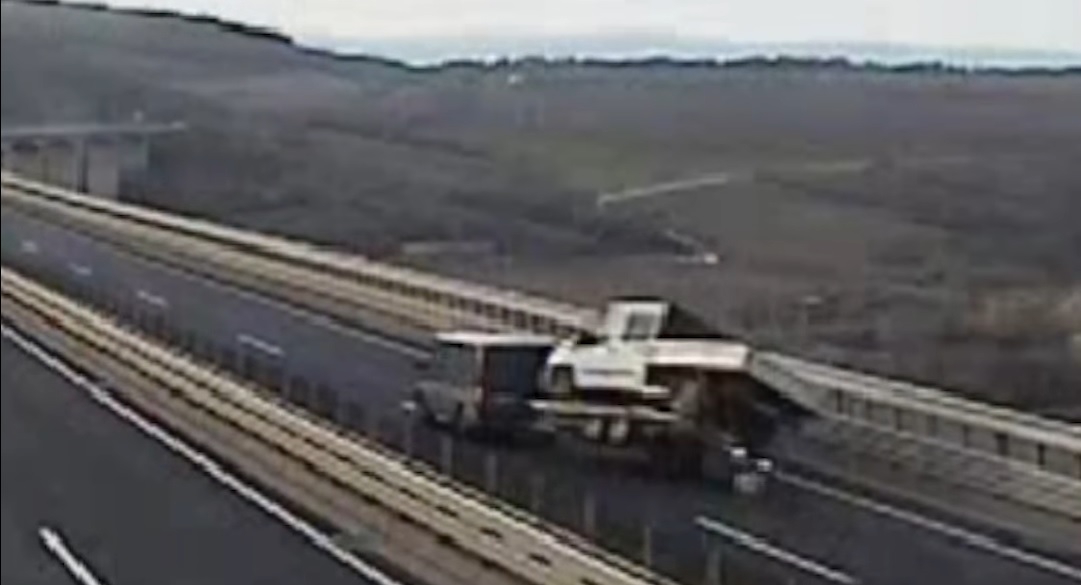 Rémisztő videók a magyar utakról: a nagy szélben felborult egy tréler az M7-esen