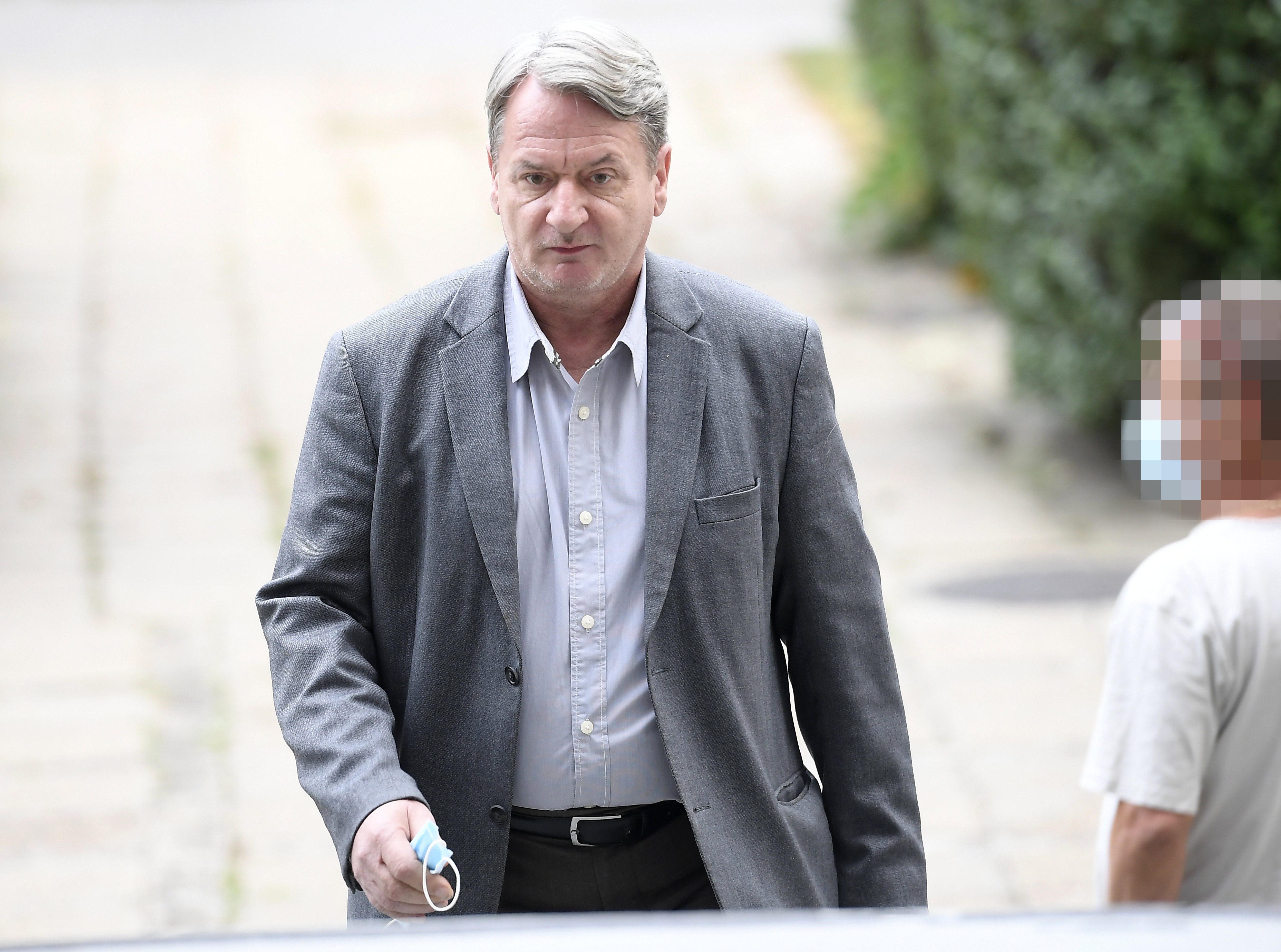 Egérutat nyert a magyar politikus a büntetővégrehajtás elől: Vajon miért nem keresik külföldön KGBélát?