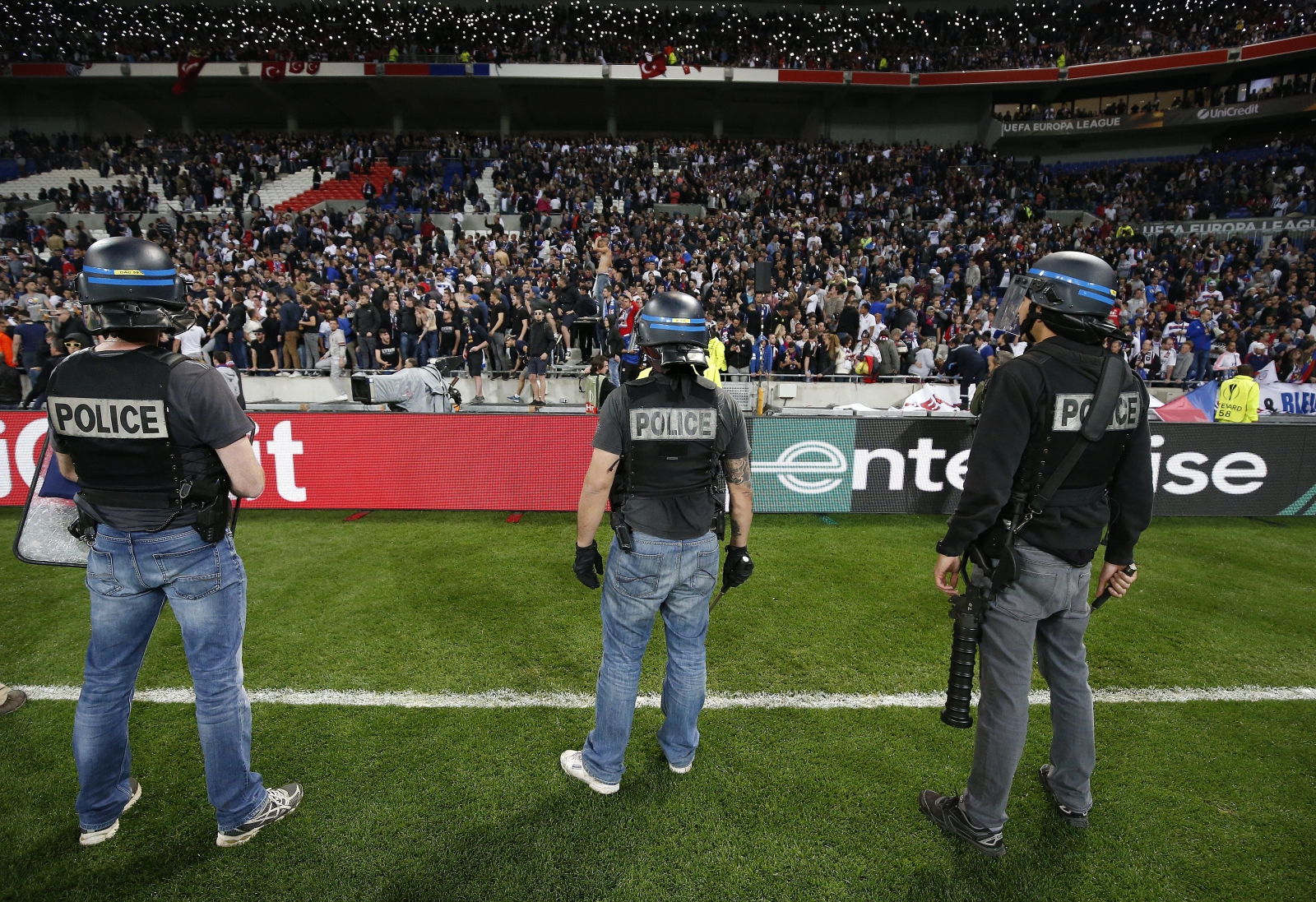 Tureccy kibice starli się z francuską policją. Fani Lyonu wbiegli na boisko