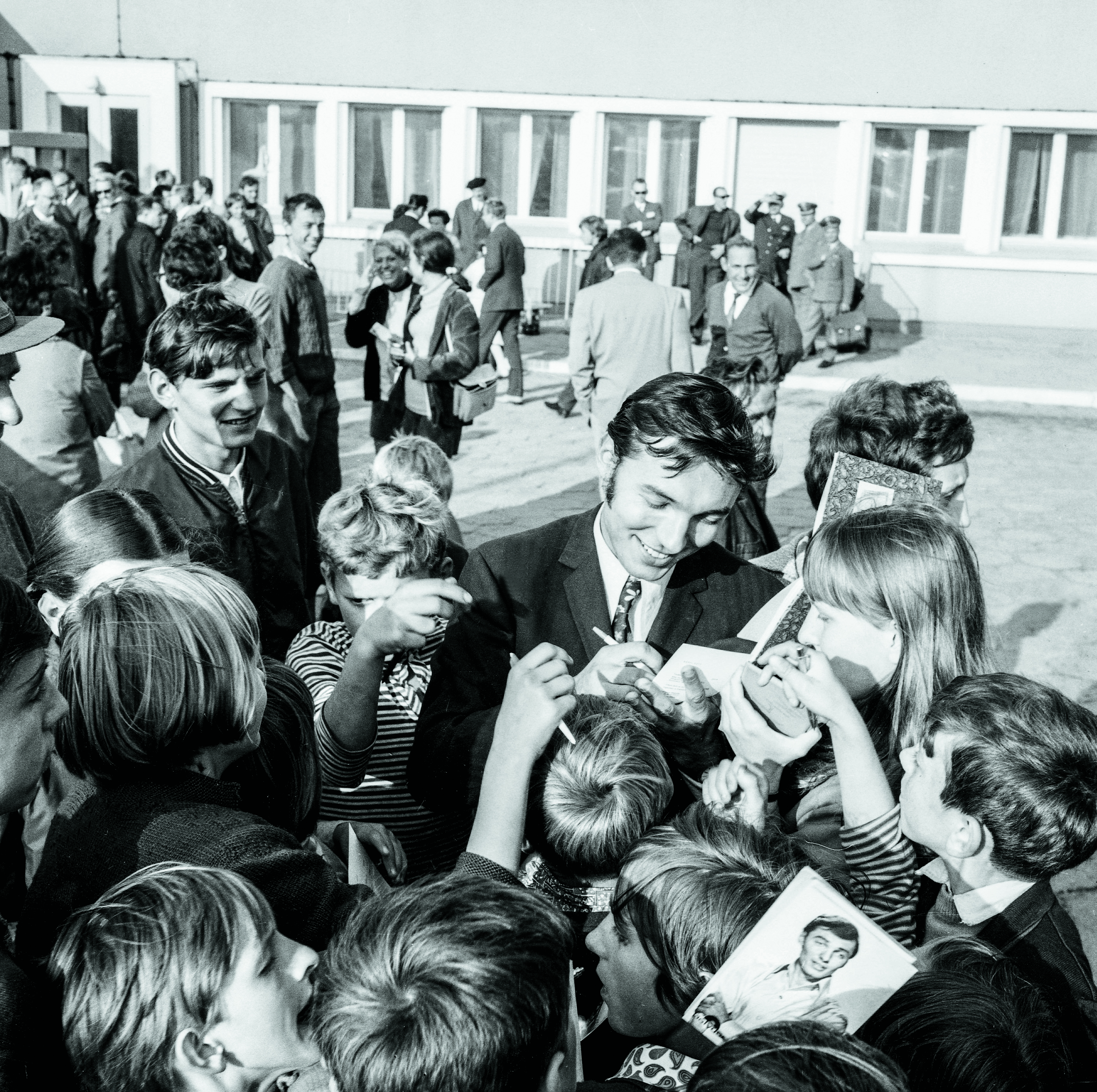 Karel Gott po przylocie na Festiwal Piosenki w Sopocie. Na lotnisku w Gdansku-Wrzeszczu witali go łowcy autografow, 1968 r. 