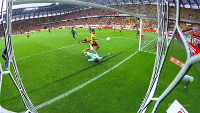 Jagiellonia - Piast (0:1): W końcu piłkarzom udało zamienić się okazje na gola! Valencia strzelił, a piłka odbiła się pechowo od Guilherme i wpadła do bramki