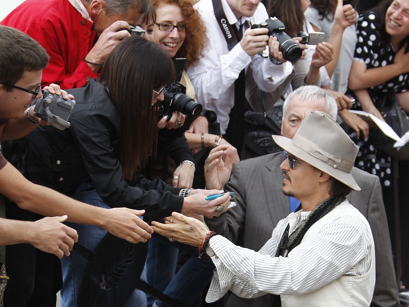 Johnny Deep rozdaje fanom autografy