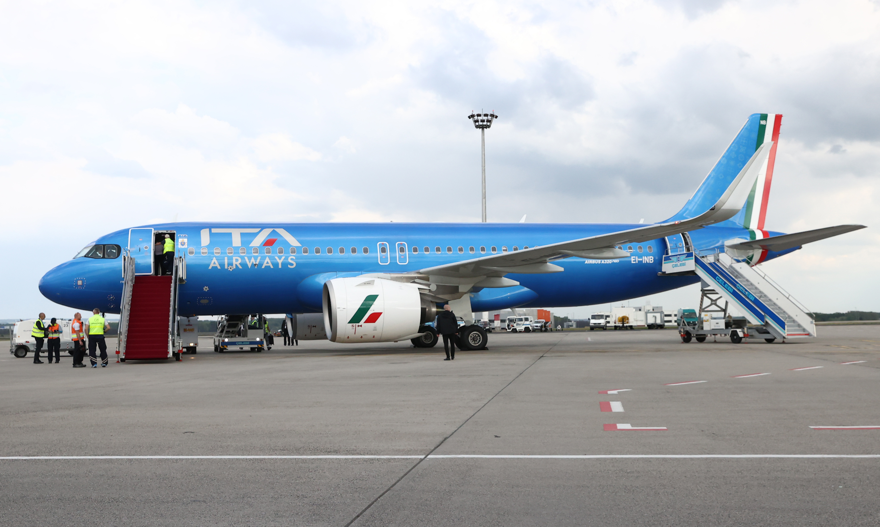 Véget ért Ferenc pápa magyarországi látogatása: már a repülőtérre robog a szentatya konvoja – videó, fotók