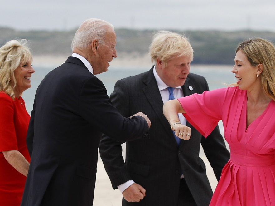 Jill i Joe Bidenowie oraz Carrie i Boris Johnsonowie na szczycie G7 - prezydent Biden i Carrie Johnson wyraźnie się polubili...