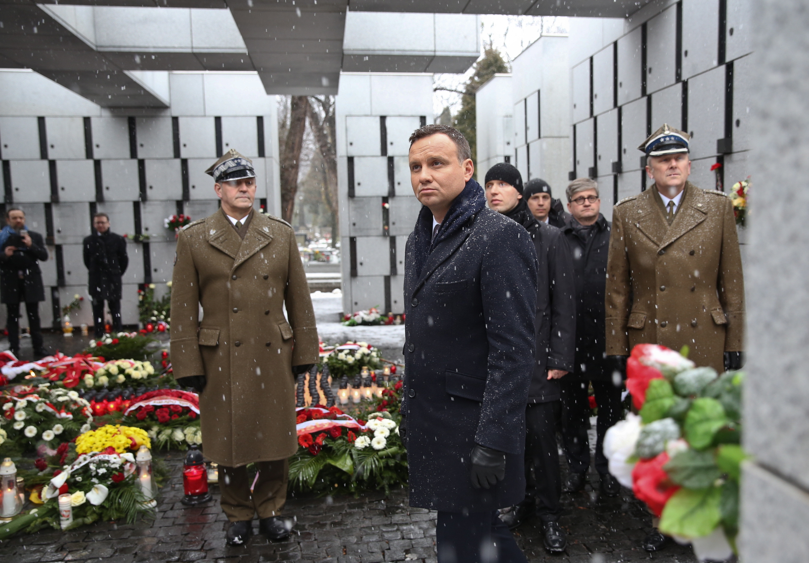 Prezydent Andrzej Duda złożył kwiaty przy panteonie-mauzoleum na Łączce na Wojskowych Powązkach w Warszawie