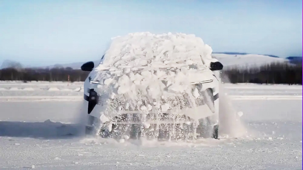 Kiskutyaként rázza le magáról a havat ez a kínai elektromos autó – videó