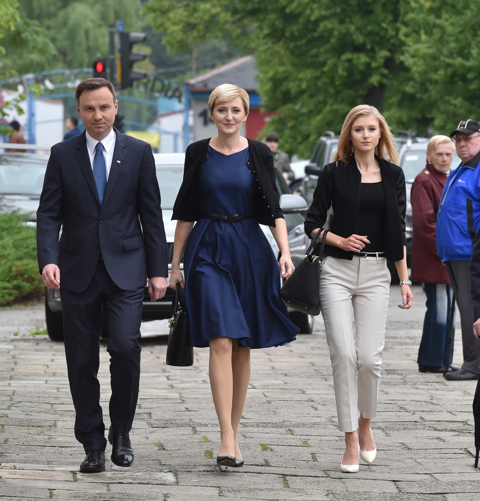 Andrzej Duda z żoną Agatą i córką Kingą w drodze na głosowanie w II turze wyborów prezydenckich