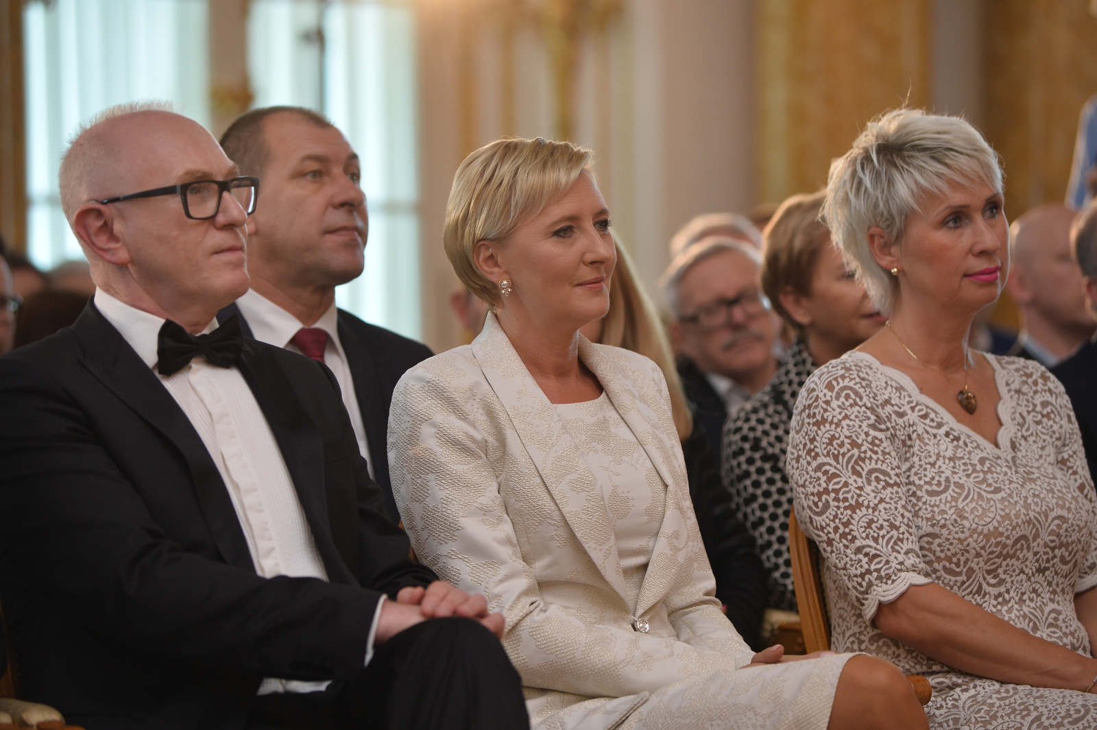Strój był na tyle idealnie dopasowany, że nawet w pozycji siedzącej nic się nie marszczyło czy nie opinało sylwetki.