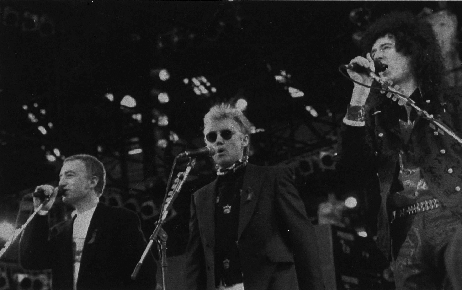 Basista grupy Queen, John Deacon formalnie jest nadal jej członkiem, ale z kolegami nie pracuje już od roku 2000. Właśnie wtedy ogłosił, że wycofuje się z czynnej działalności muzycznej. Obecnie mieszka w Londynie wraz z żoną Veronicą Tetzlaff i szóstką dzieci.