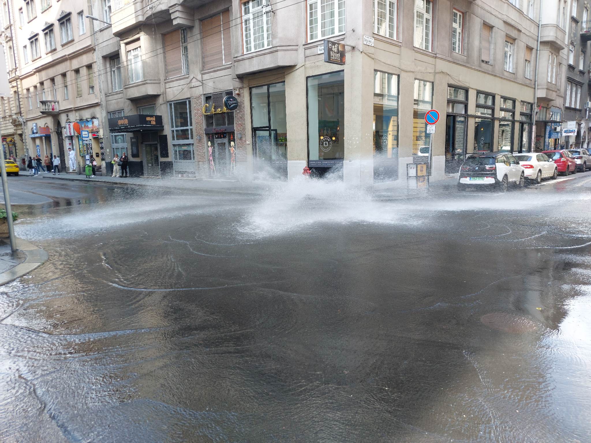 Ömlik az útra a víz a Nagymező utcában – videó
