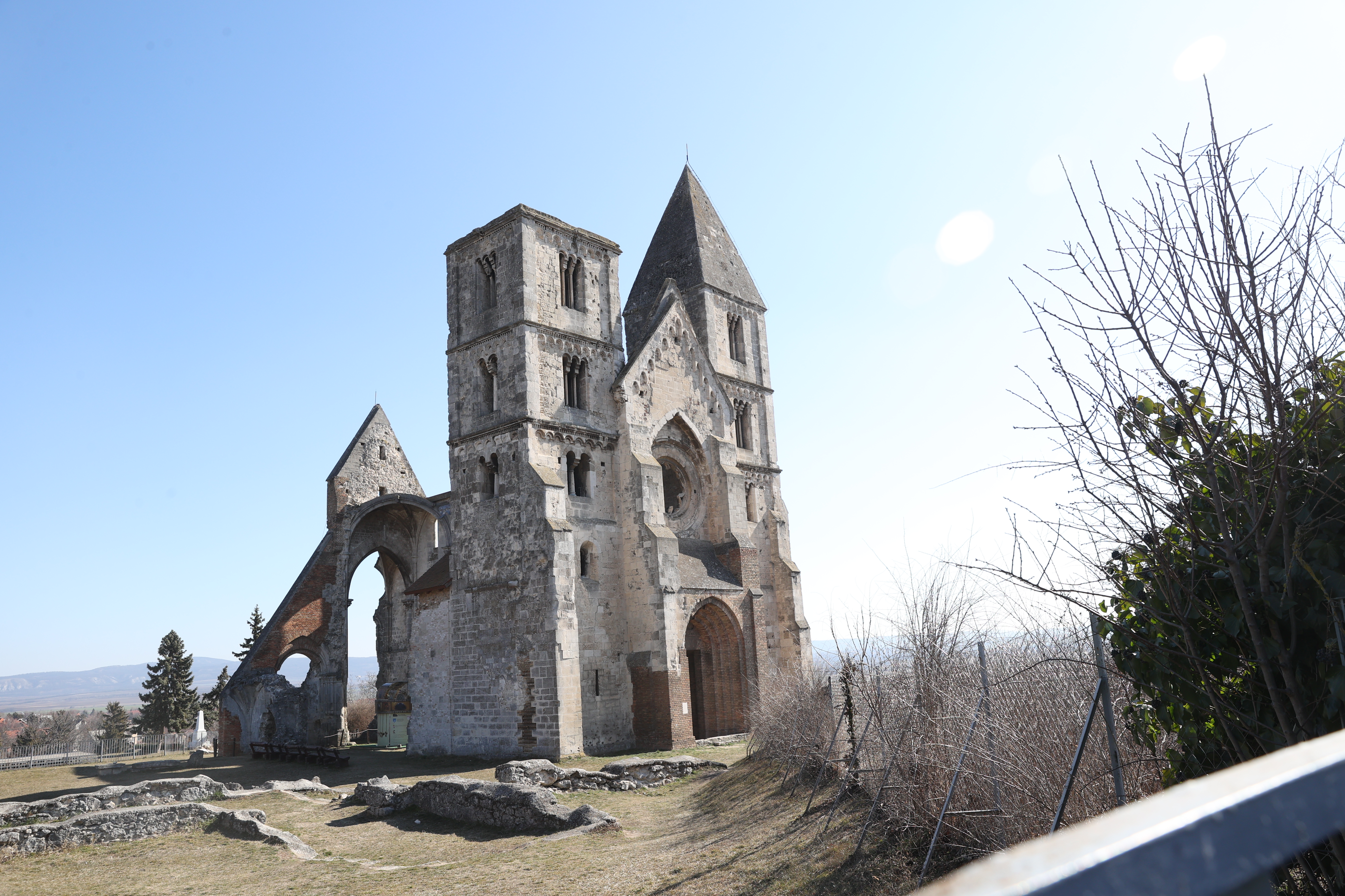 Újjáépülhet a zsámbéki  premontrei templom