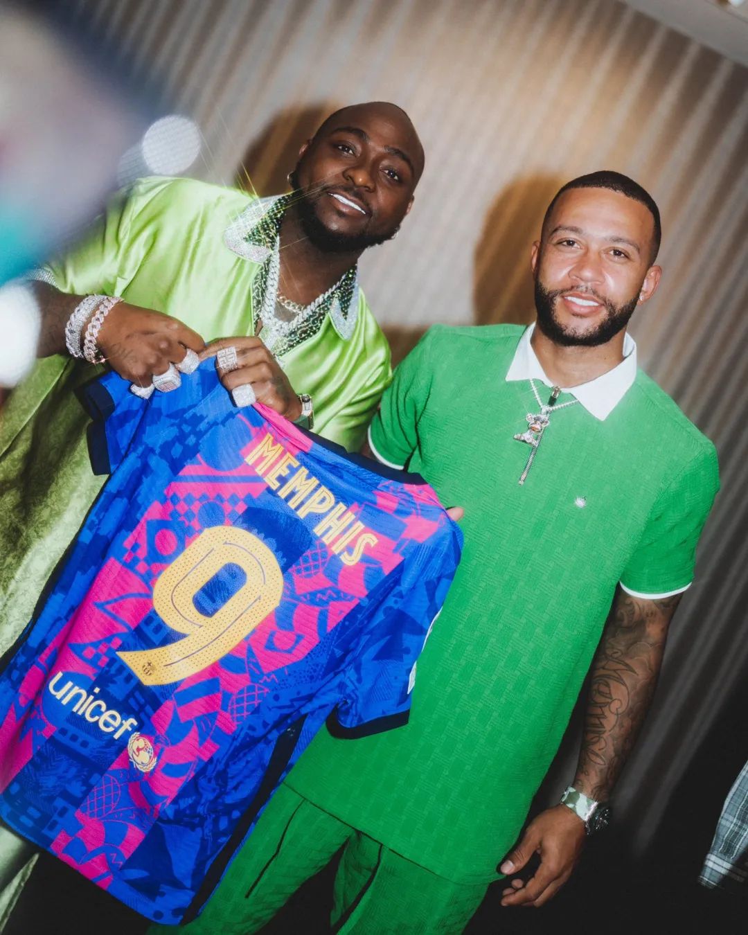 Memphis Depay gifts Davido Barcelona jersey [Photos]