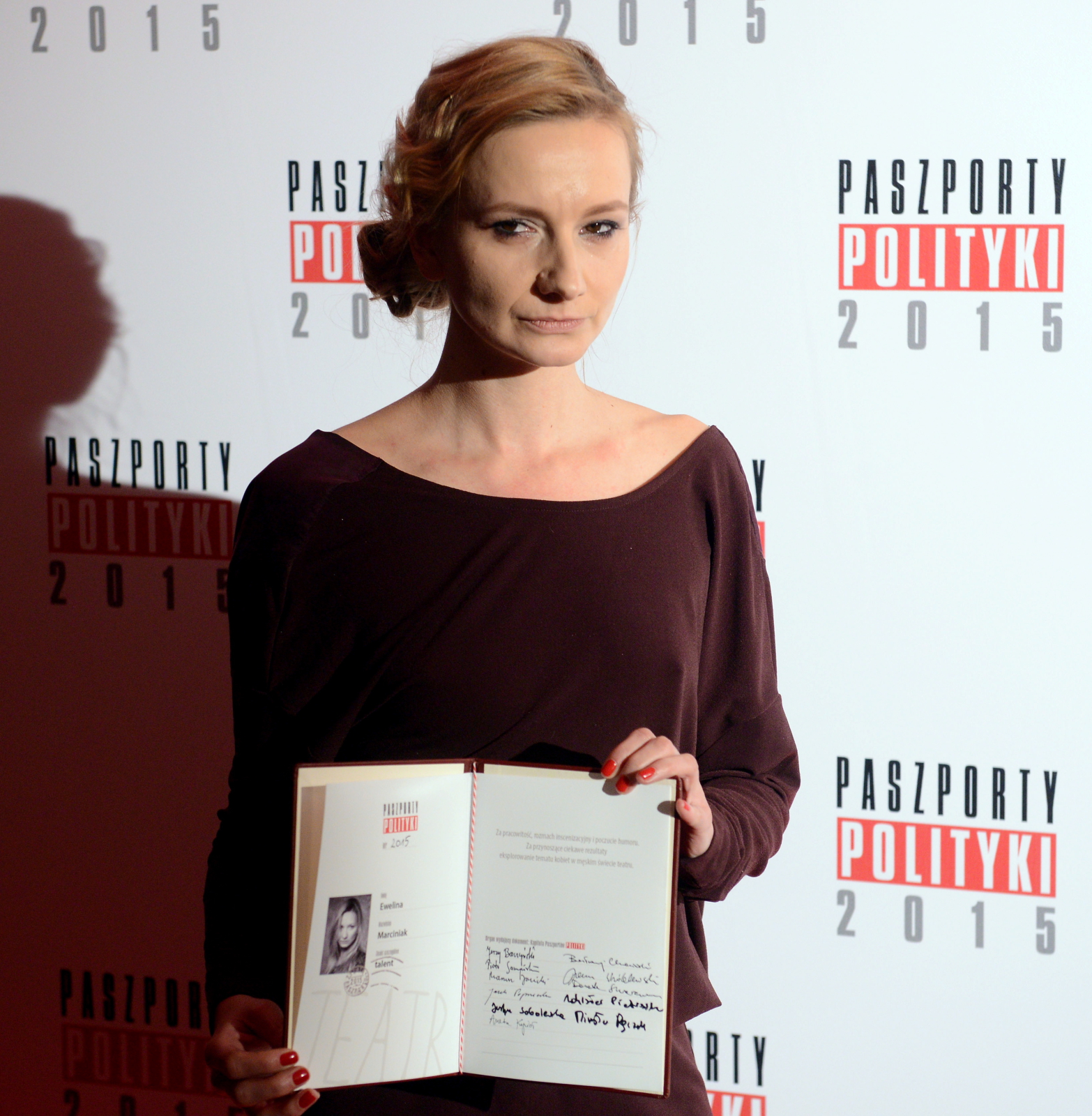 W kategorii teatr nagrodę otrzymała Ewelina Marciniak, za pracowitość, rozmach inscenizacyjny i poczucie humoru. Reżyserka oprotestowanego przez polityków i organizacje religijne spektaklu